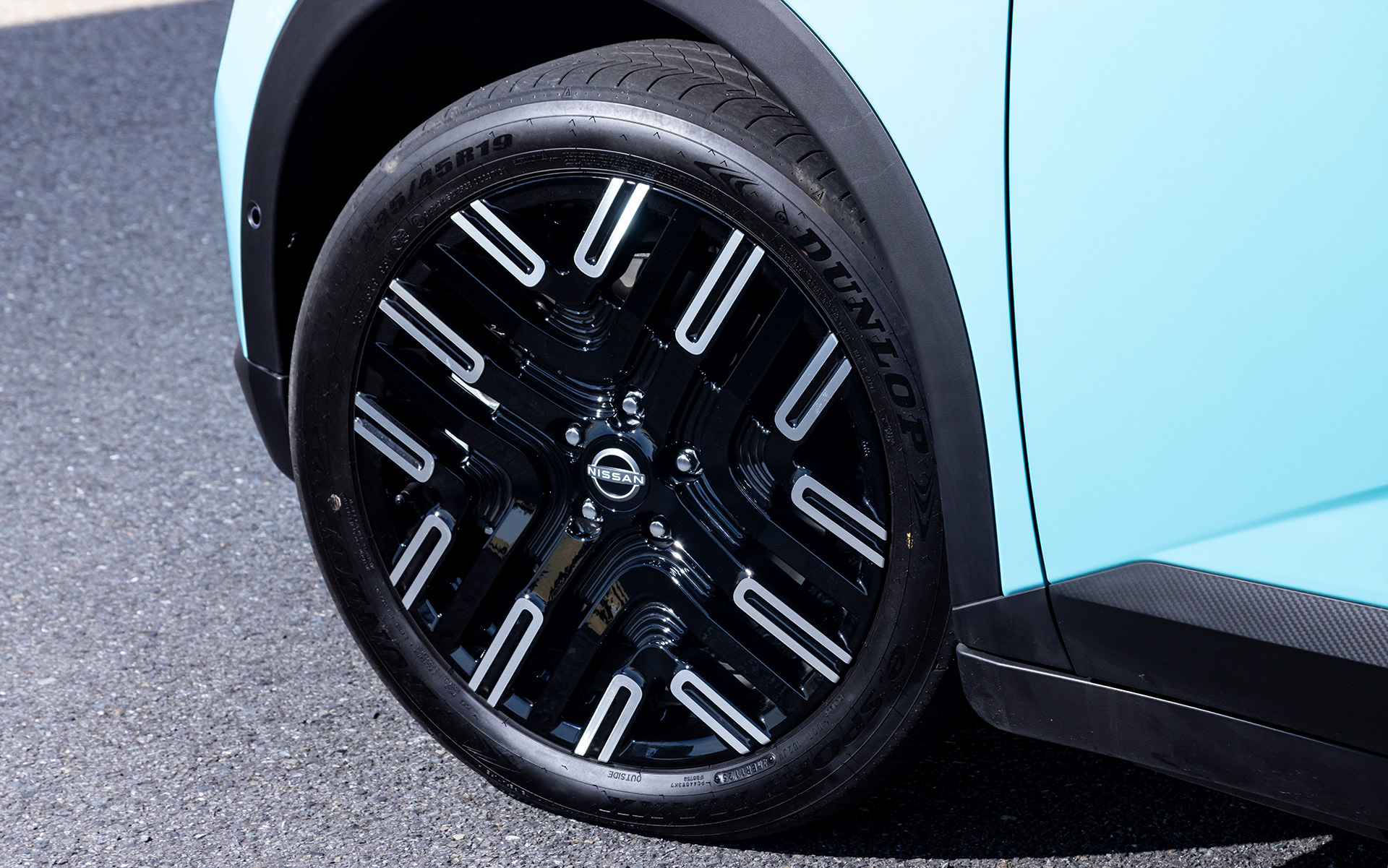 B7 Gは19インチアルミホイールが標準。タイヤサイズは235/45R19