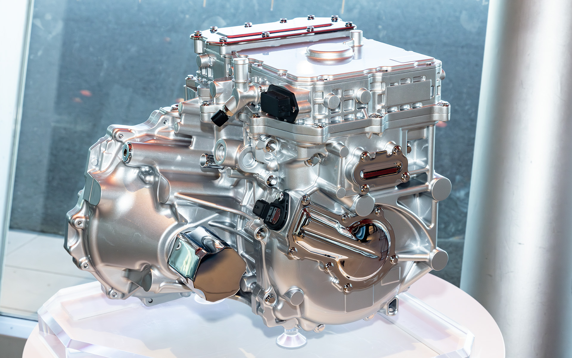 モーターとインバータ、減速機を一体にした3-in-1電動パワートレイン。上部がインバータ、その下がモーター、横に出ている丸い部分が減速機になる