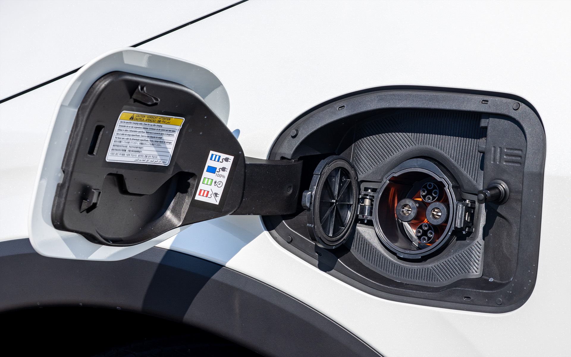 充電ポートはフロントのフェンダー部分に配置。左サイドに急速充電用のCHAdeMO（チャデモ）。最大150kWまで対応する