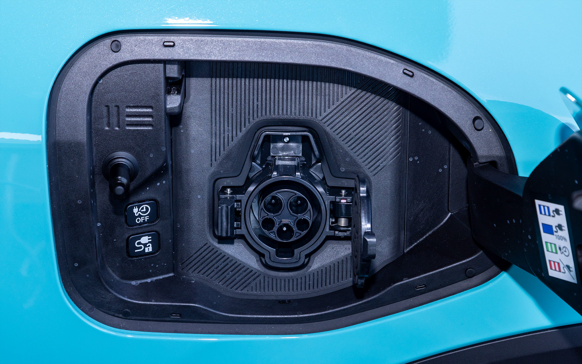 右サイドが普通充電用（〜6kW）