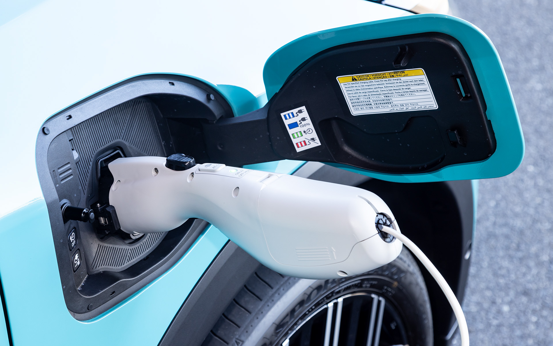 普通充電口にAC外部給電コネクターを接続することで1500Wまでの利用が可能