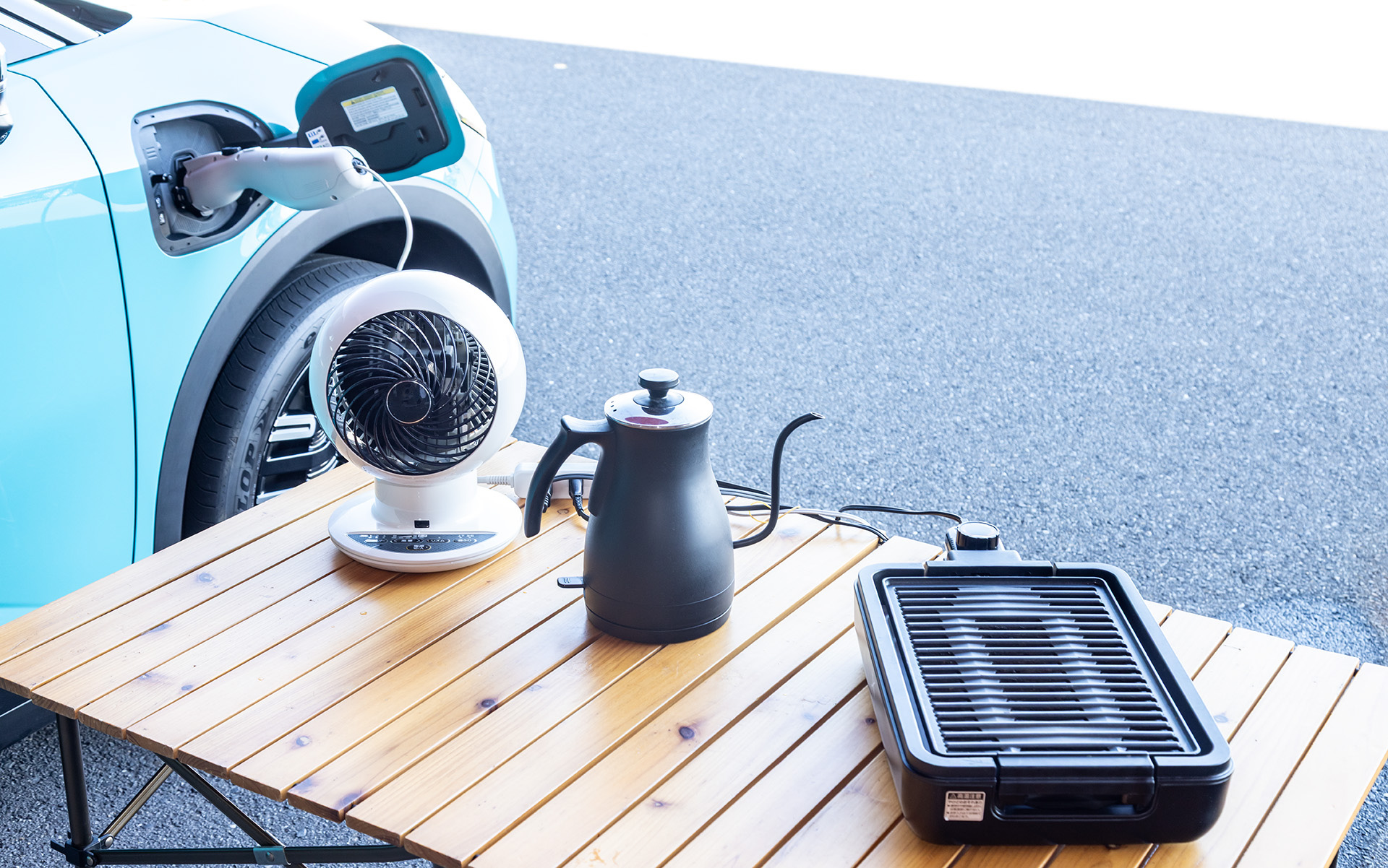 普通充電口にAC外部給電コネクターを接続することで1500Wまでの利用が可能