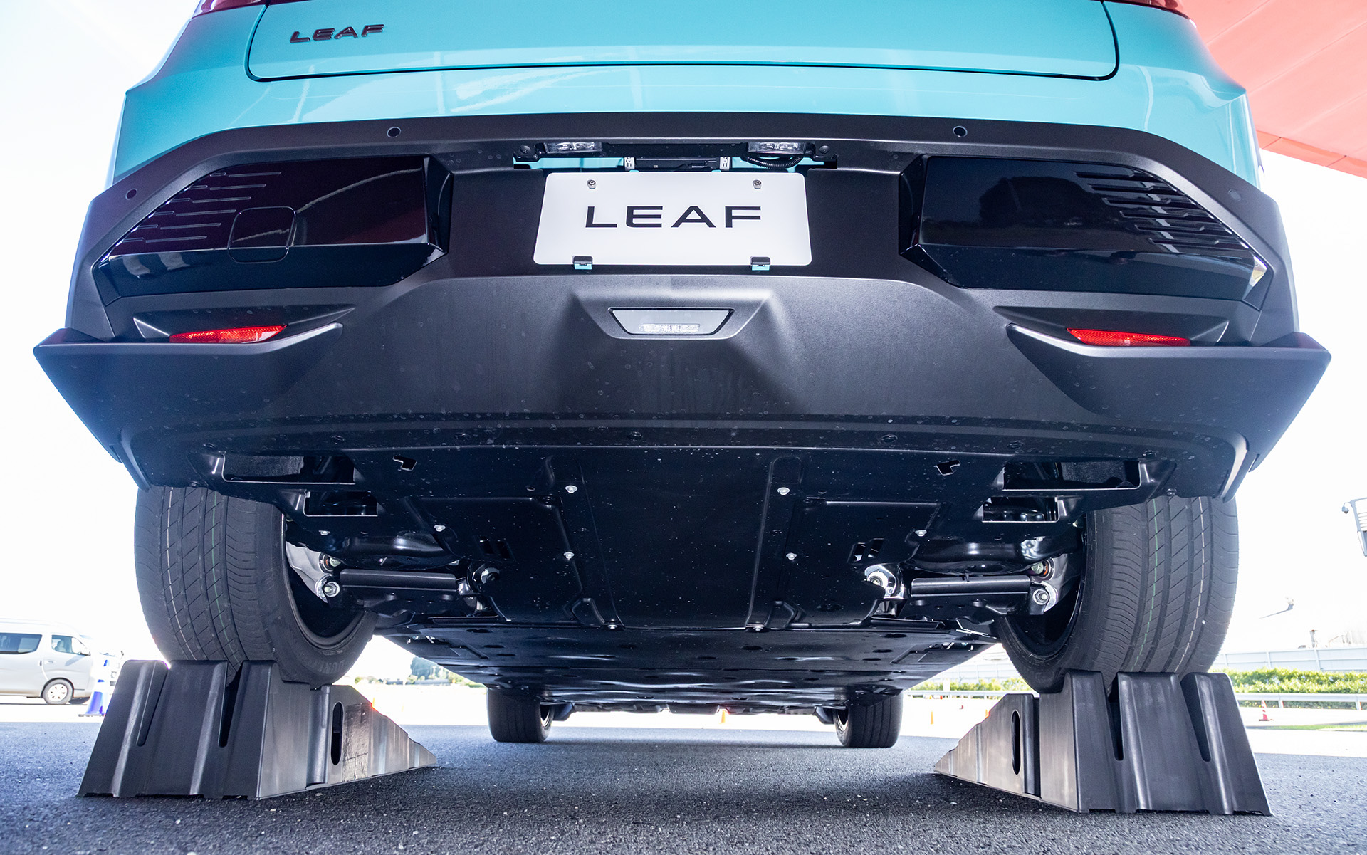 リアサスペンションはマルチリンクに。底面は凸凹が少ないフラットな形状にカバーされている