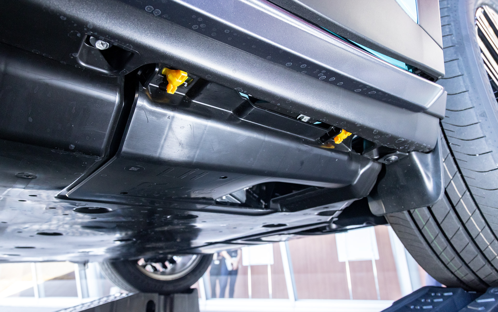 ジャッキアップポイントもカバー付。使用時は黄色のネジを回してカバーを外す