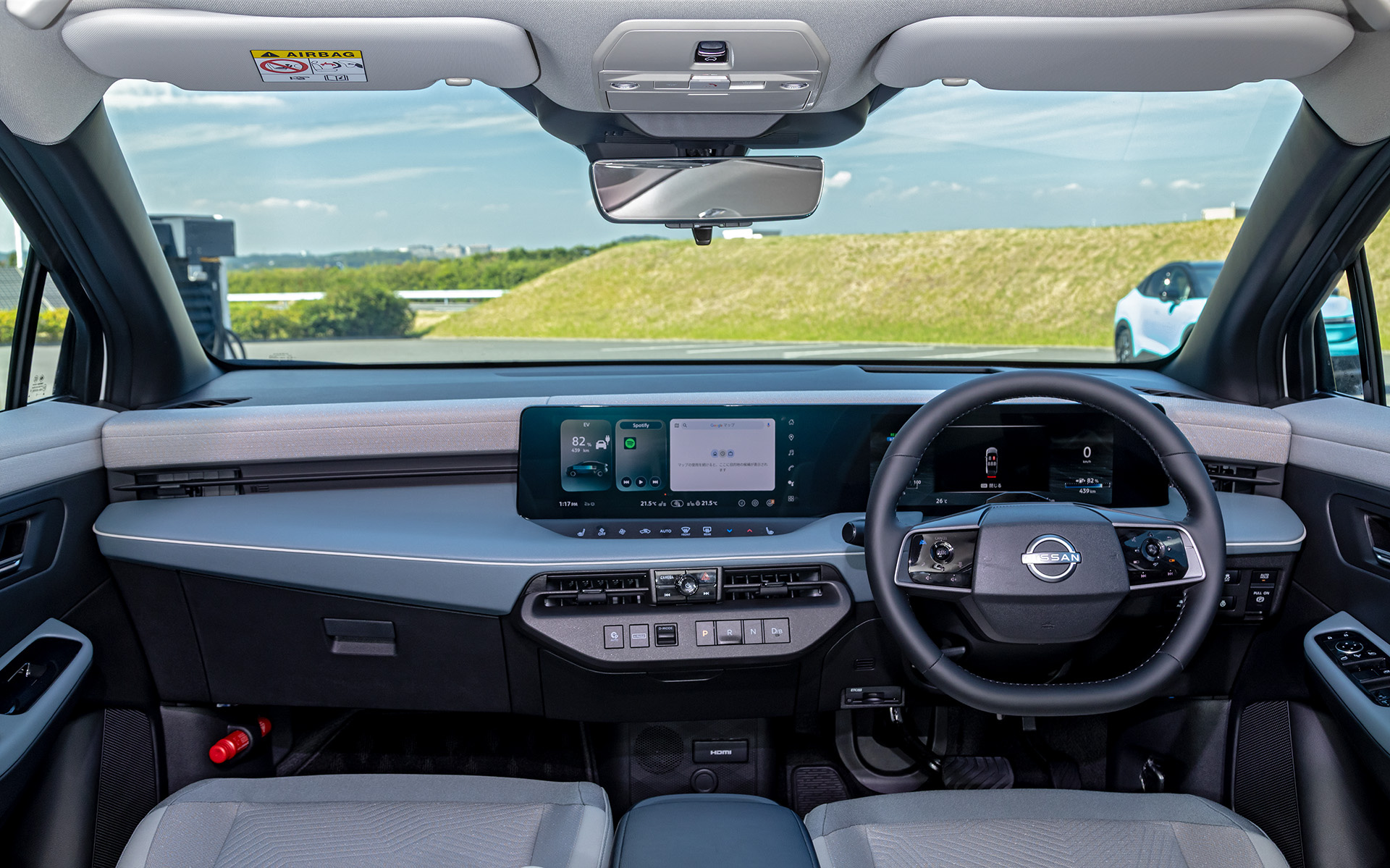 すっきりとしたインパネまわり。室内色はB7 Xはブラックとグレー、B7 Gはブラックとホワイト/ブルーパールのそれぞれ2色が用意される