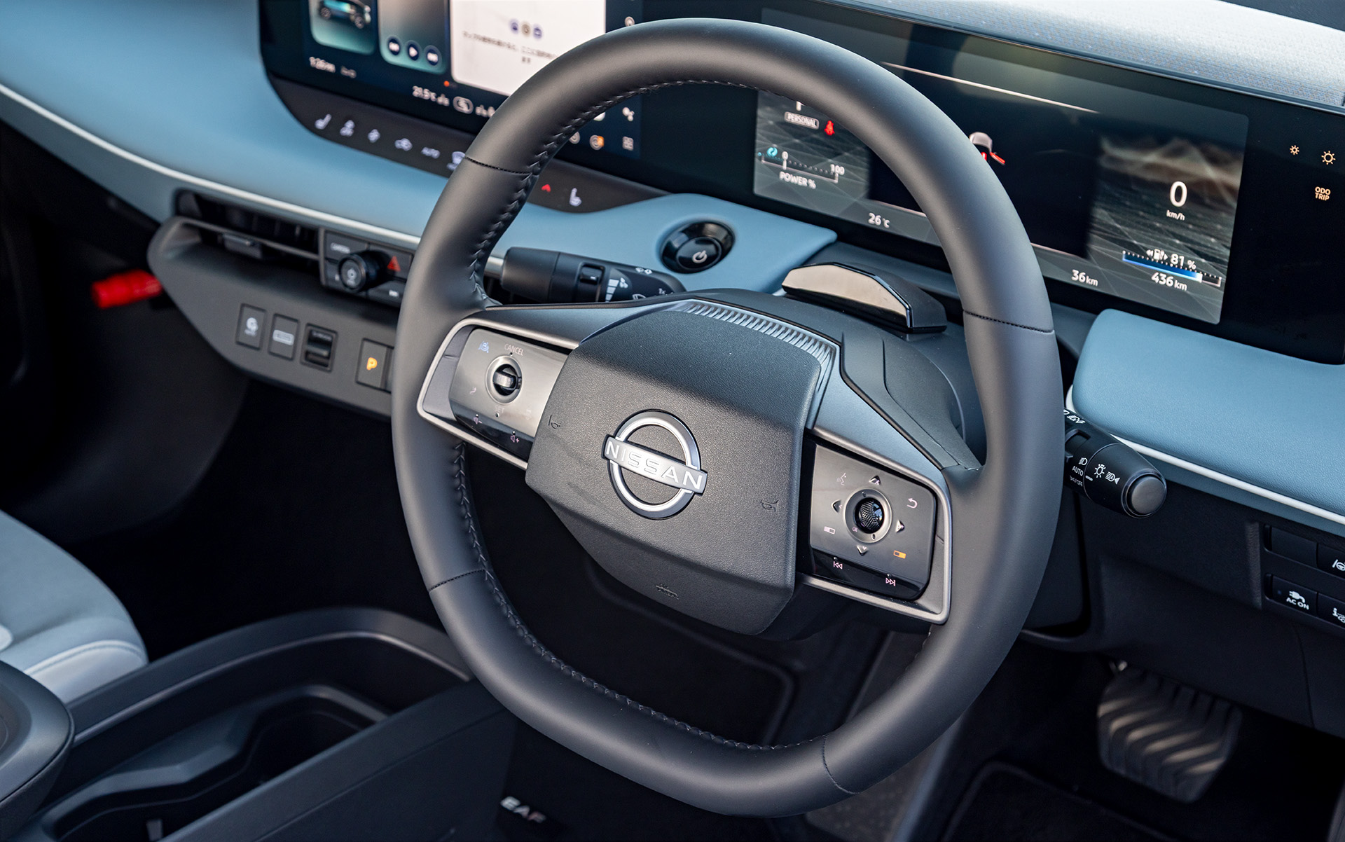 B7 Xのステアリング。スポーク部のボタンはタッチ＆ダイヤル式。オプションのプロパイロット2.0を装着しているので操作ボタンが左側のスポークに配置されている