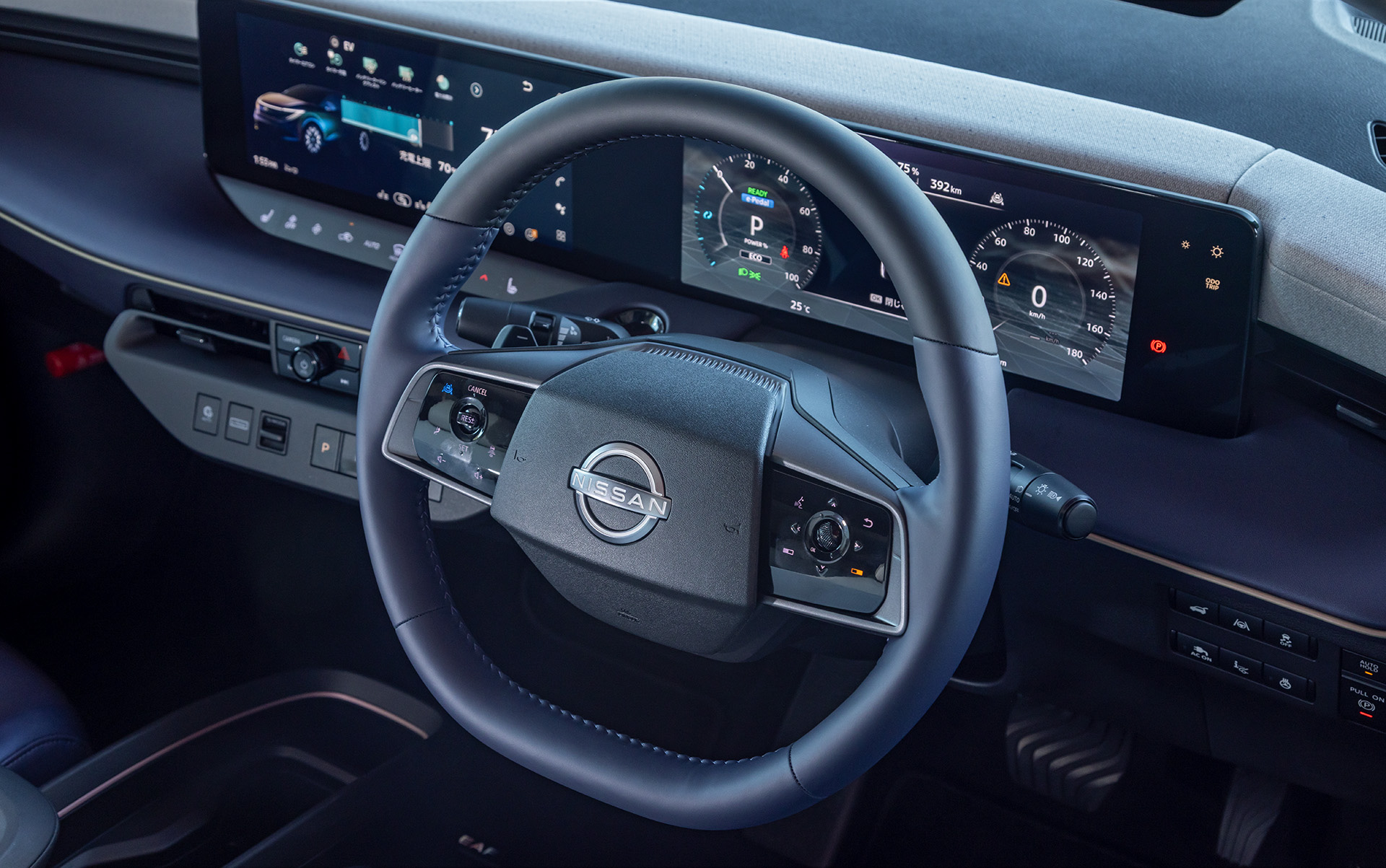 こちらはB7 G。ボタン類は基本的にB7 Xと同様だが回生ブレーキコントロール用のパドルが追加となっている