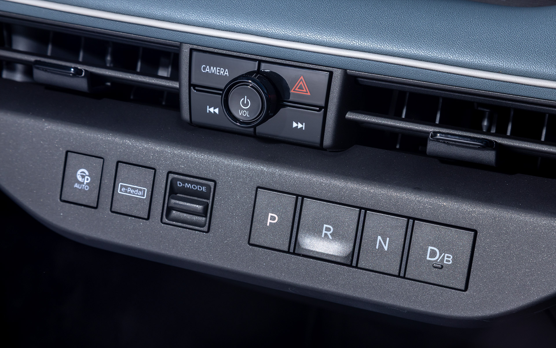 インパネ中央にシフトボタンやドライブモードセレクターなどの運転系の操作を集約。キズや指紋が目立つことからピアノブラックではなくマット仕上げにしたという。すぐ上のボリュームなどのスイッチ類も同様の仕上げにしてほしいかも？