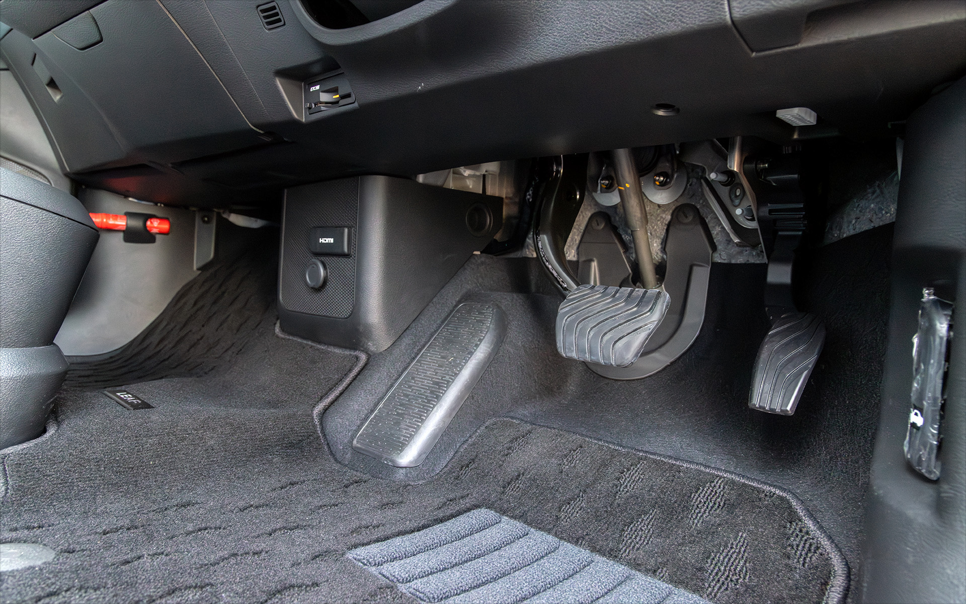 パワートレインの小型化もありペダルを含め足下まわりはすっきり広々