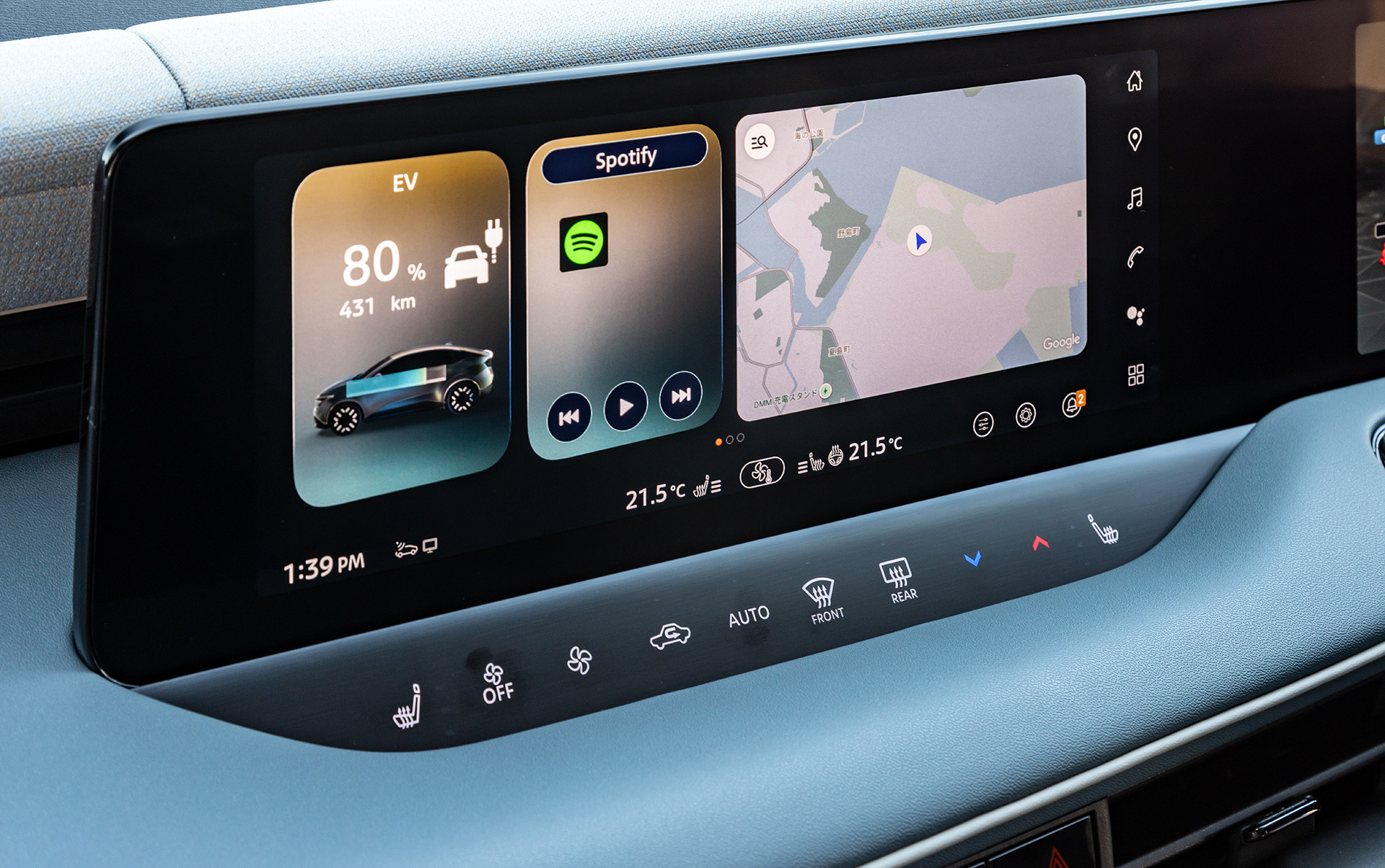 インパネ中央にはNissanConnect インフォテイメントシステム用の12.3インチディスプレイとエアコン用のタッチスイッチ。手を置いて操作しやすいように下部が張り出したデザインとしている