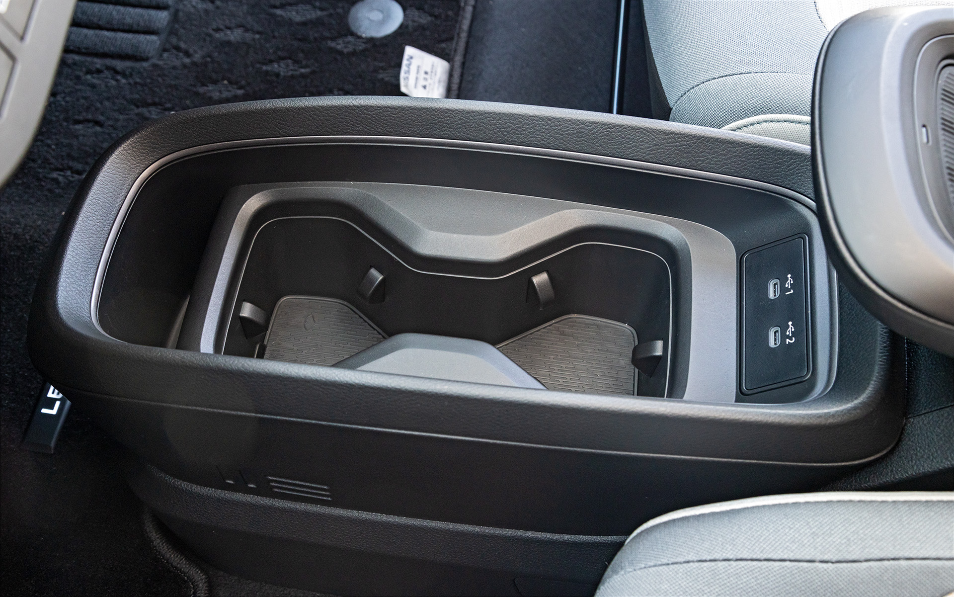 運転席と助手席の間にはカップホルダー付のコンソール。USBタイプC端子も用意