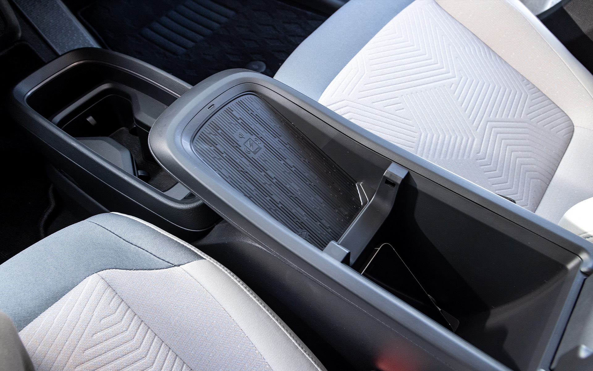 後方にはqi対応の非接触充電器。スマホが入っている部分はフタ付の収納