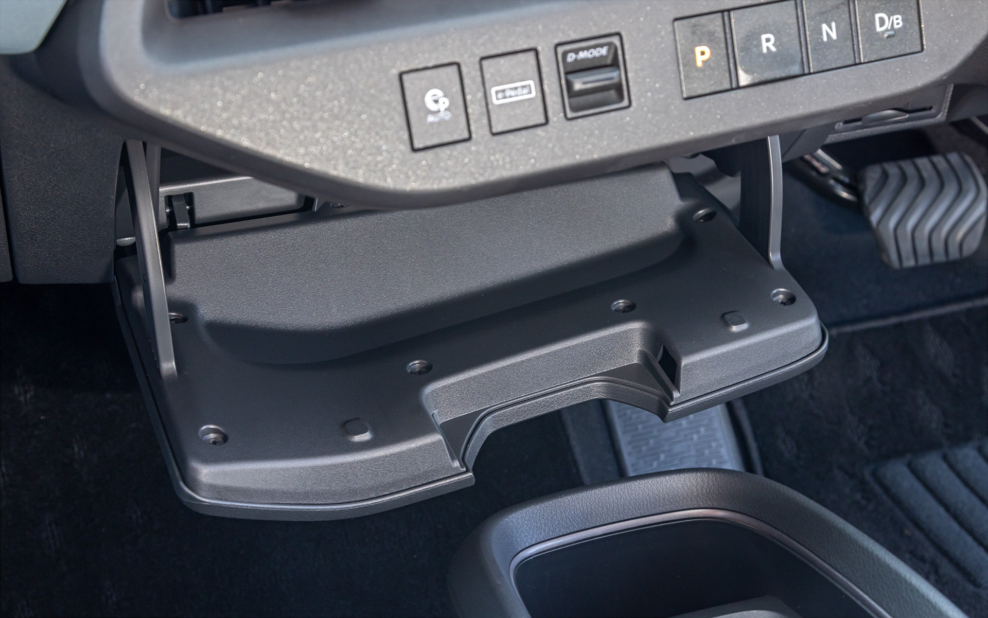 インパネ下部にもフタ付の収納がある