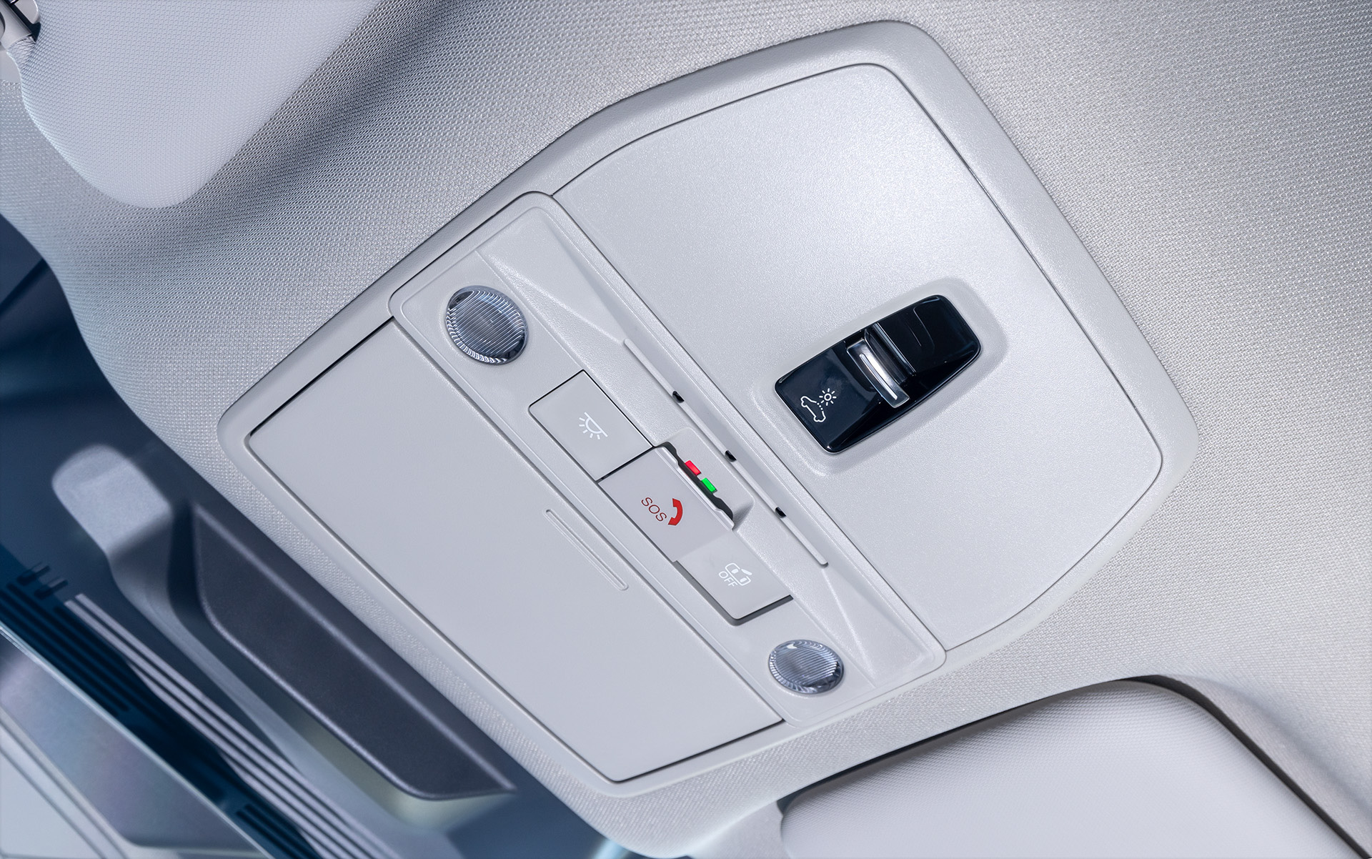 フロントシート頭上にはサングラスホルダーやマップランプ、SOSボタンなどを配置。後方には調光パノラミックガラスルーフ（遮熱機能付）のスイッチも