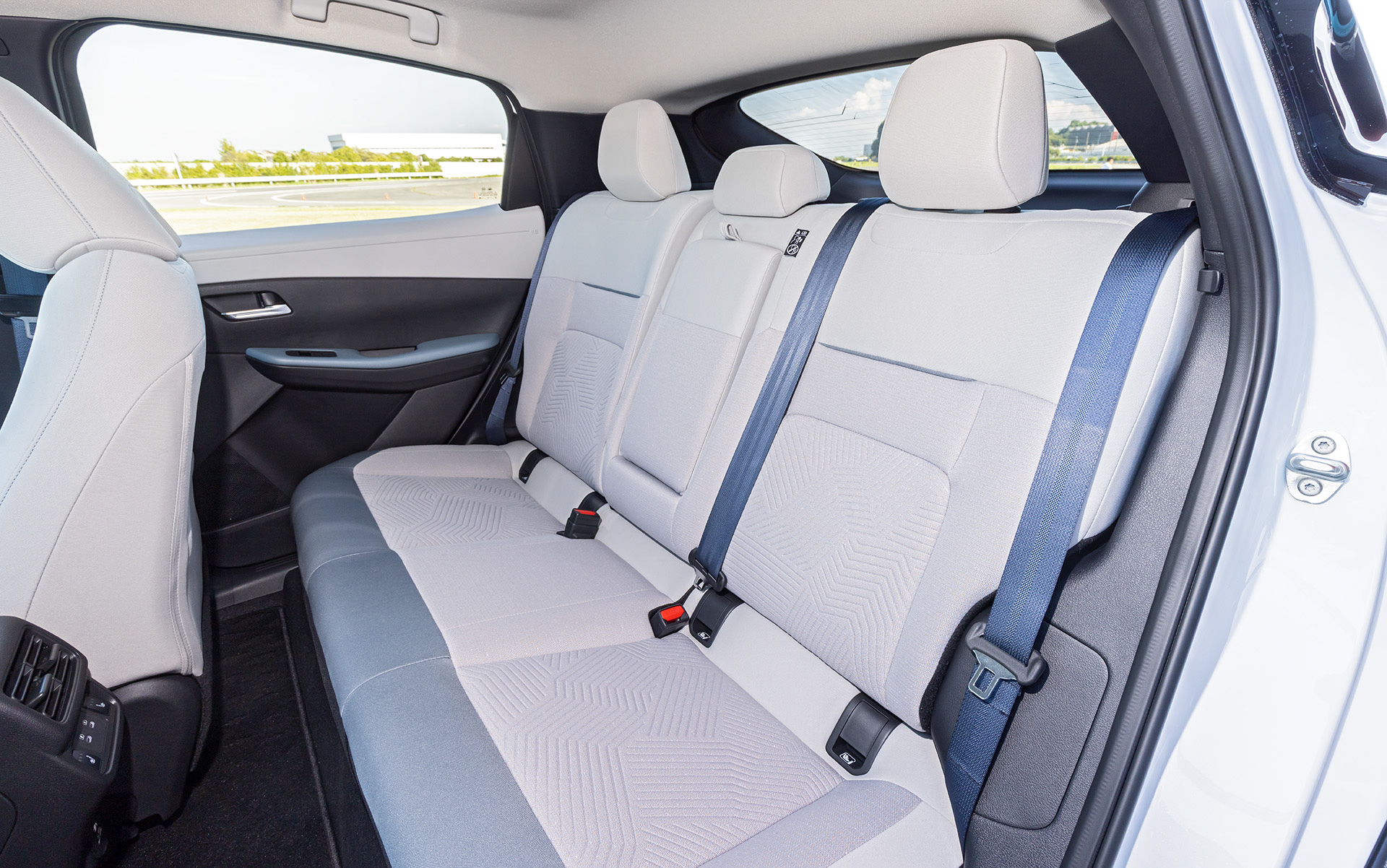 分割可倒式のリアシート。中央には収納式のアームレストを装備