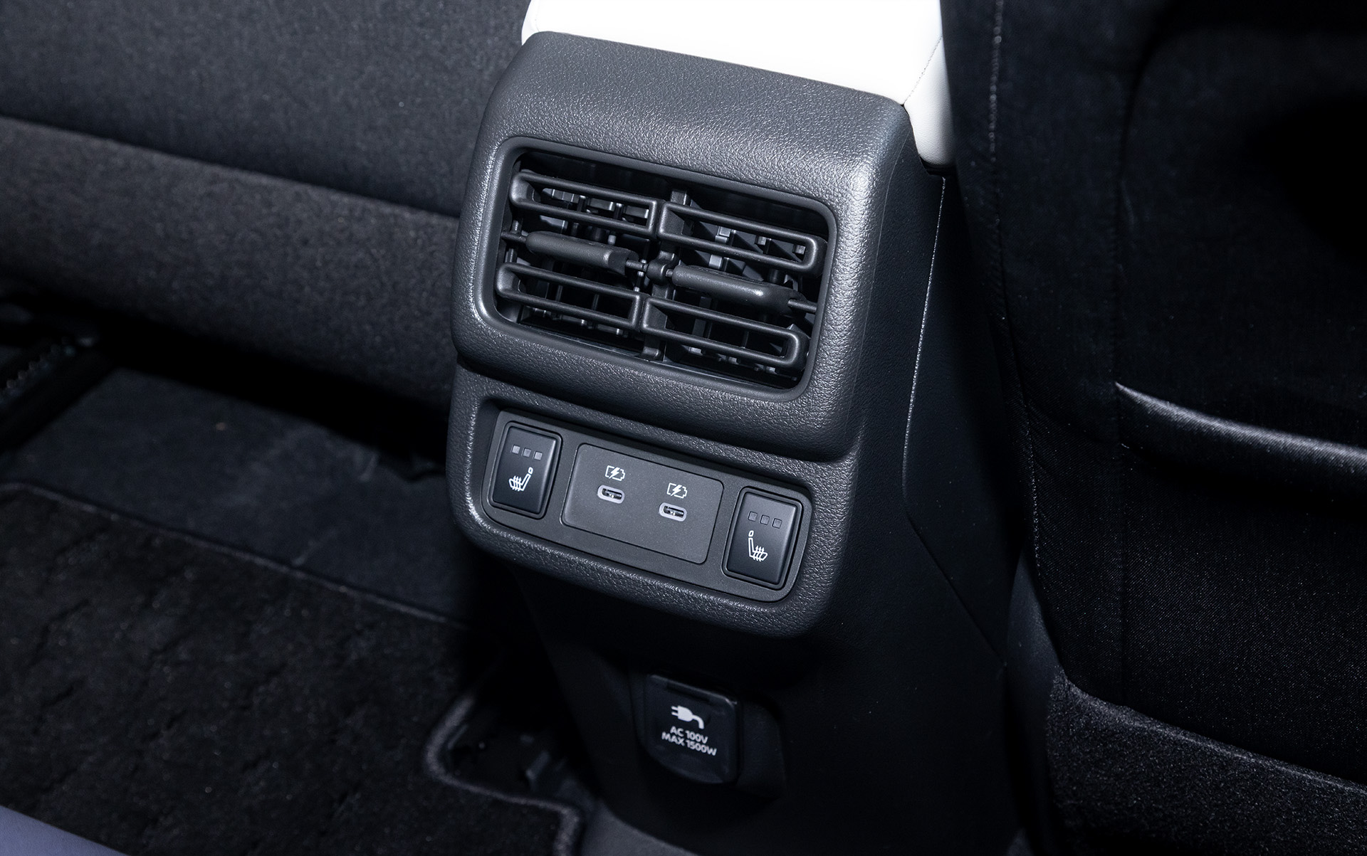 センターコンソールの後端にはエアコンの吹き出し口とともにシートヒーターやUSBタイプC端子を用意。シートヒーターはオプションの「寒冷地仕様 ホットプラスパッケージ」によるもの