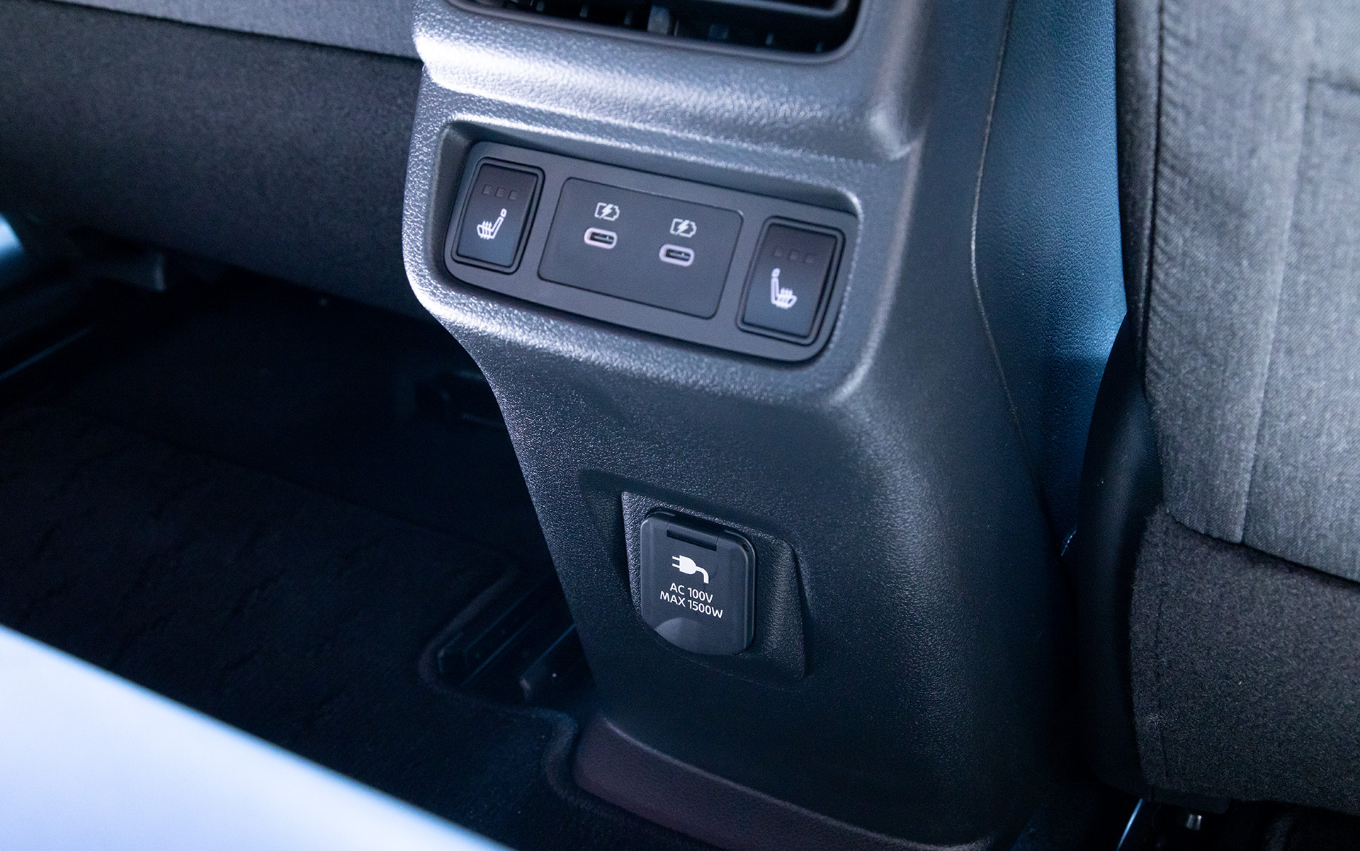 さらに下には1500Wまで対応のAC100Vコンセント。こちらもオプション