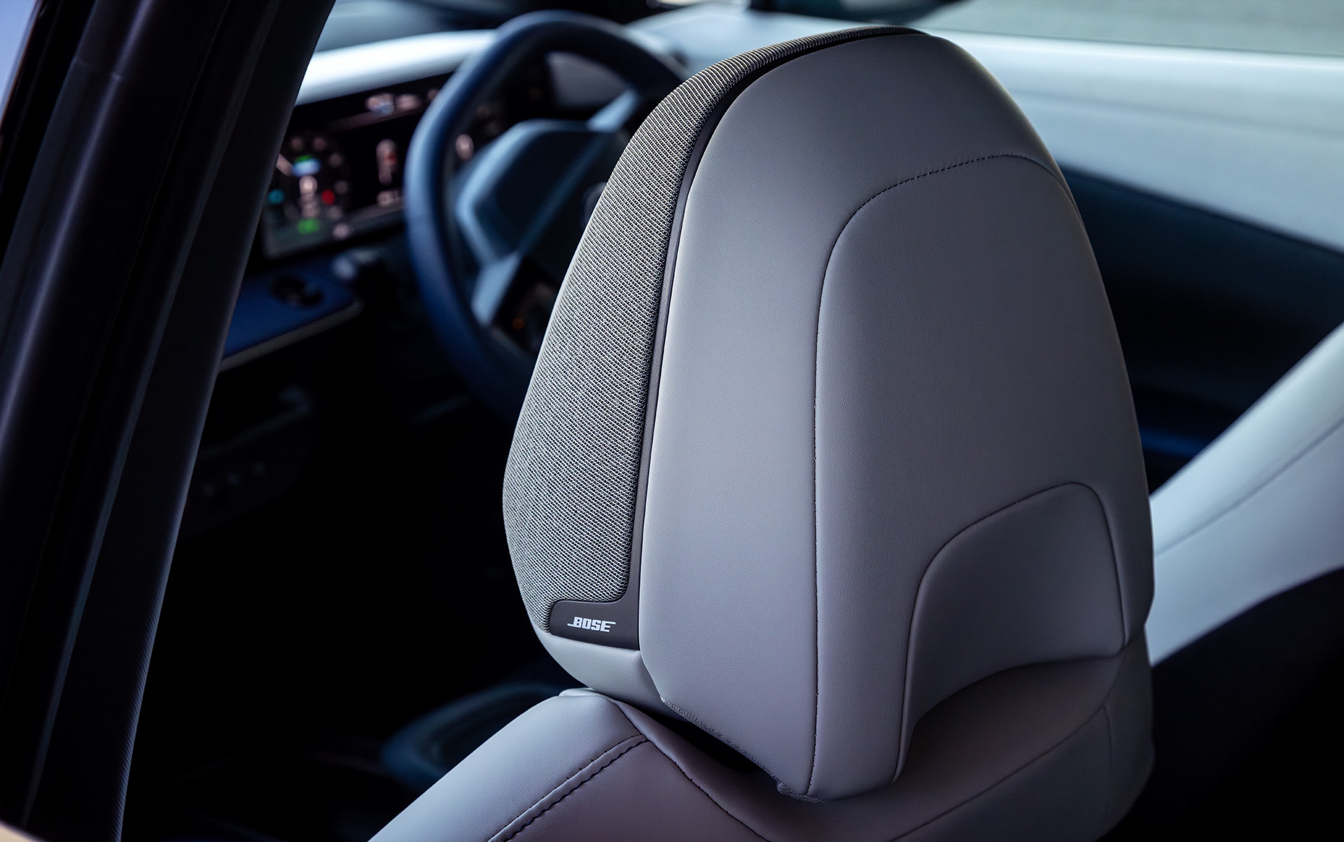 ヘッドレストを含め10個のスピーカーからなるBOSEパーソナルプラスサウンドシステムを標準装備