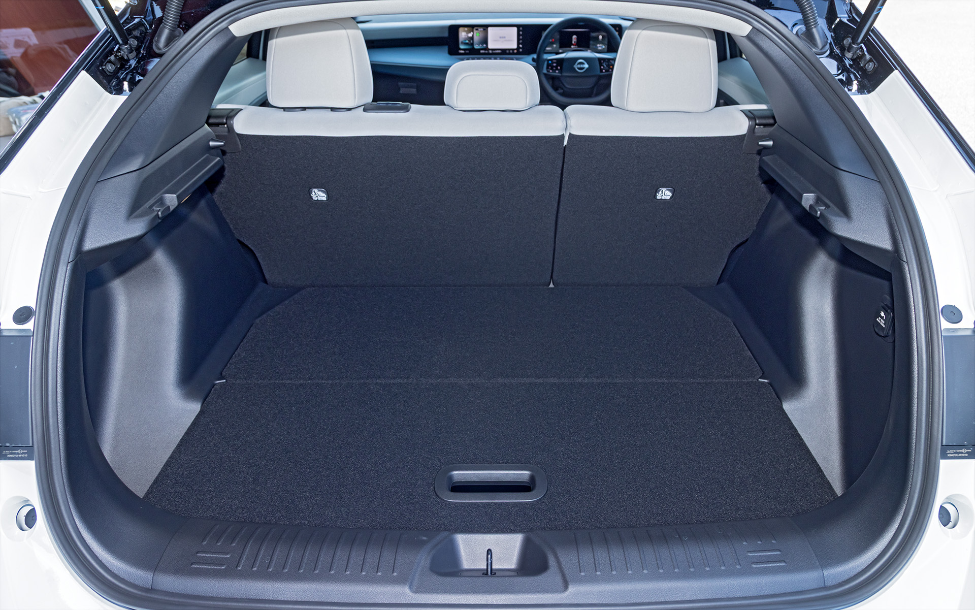 ディーラーオプションの「フレキシブルラゲッジボード」を装着した状態のラゲッジスペース。リアシートを前倒しにすればフラットな収納スペースが誕生