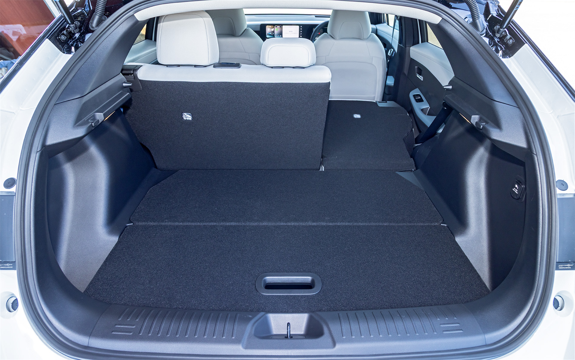 ディーラーオプションの「フレキシブルラゲッジボード」を装着した状態のラゲッジスペース。リアシートを前倒しにすればフラットな収納スペースが誕生