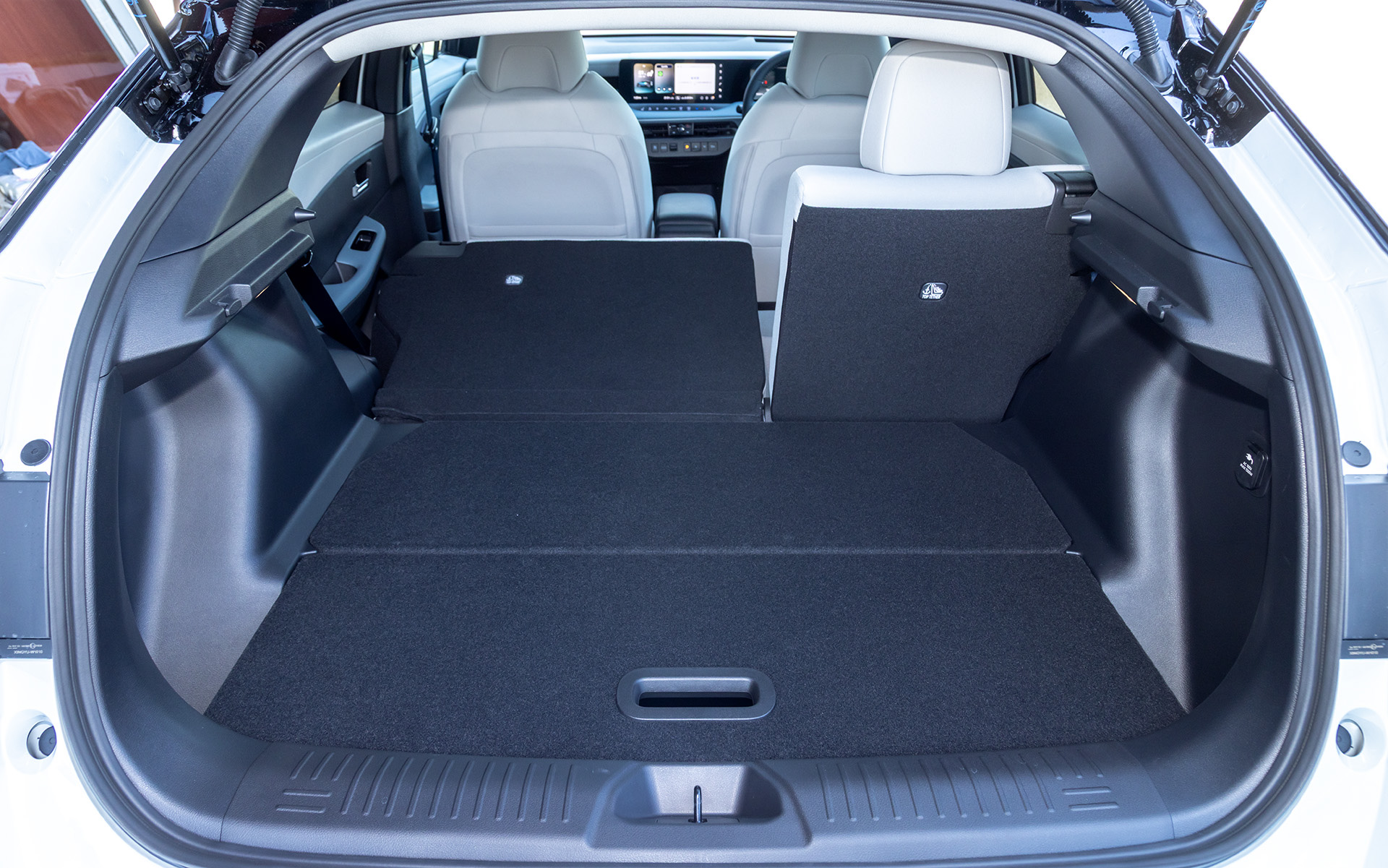 ディーラーオプションの「フレキシブルラゲッジボード」を装着した状態のラゲッジスペース。リアシートを前倒しにすればフラットな収納スペースが誕生