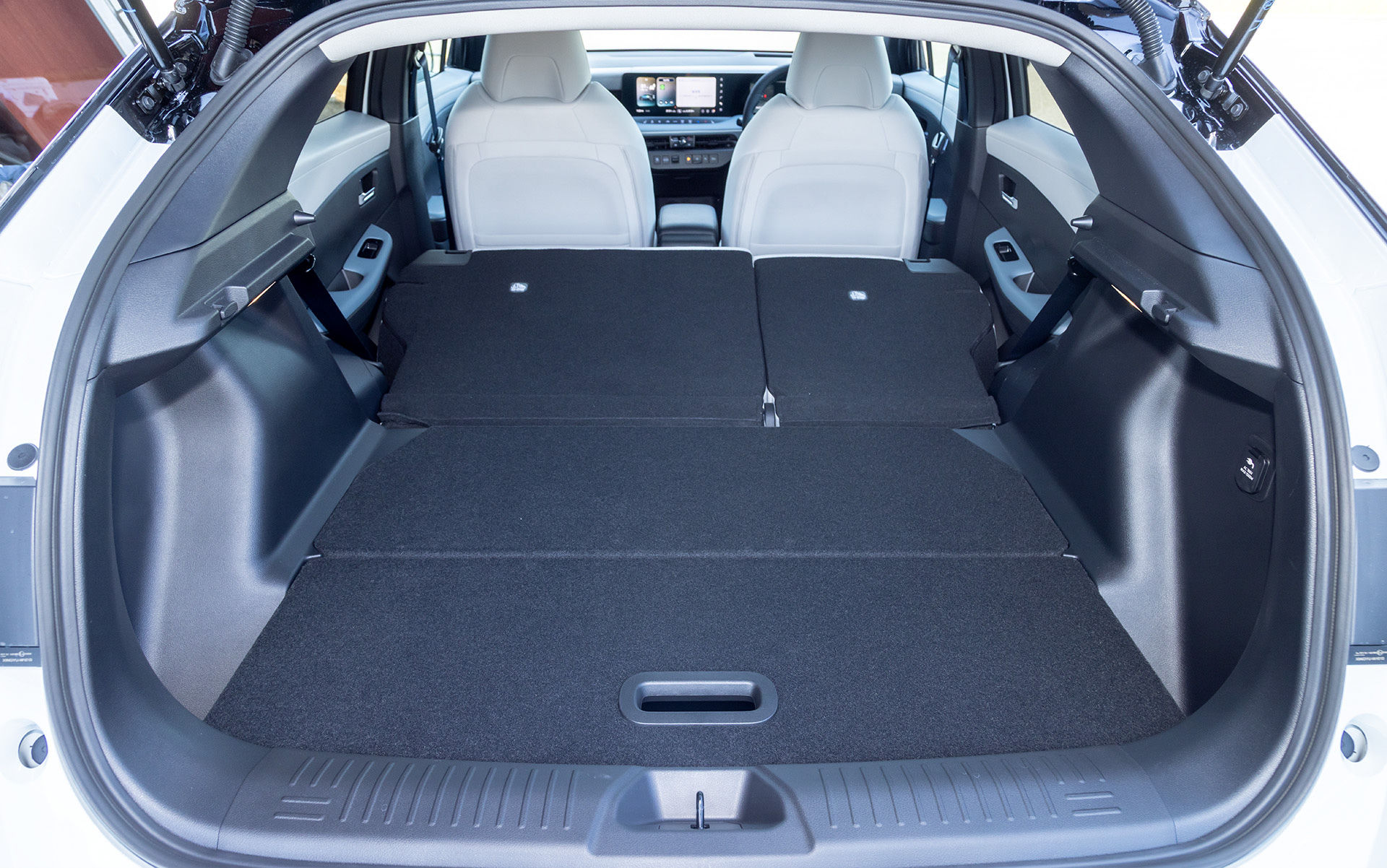 ディーラーオプションの「フレキシブルラゲッジボード」を装着した状態のラゲッジスペース。リアシートを前倒しにすればフラットな収納スペースが誕生