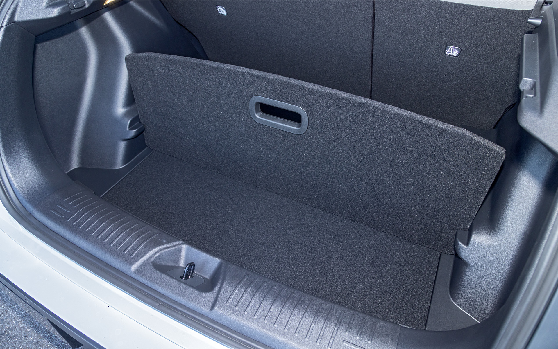 フレキシブルラゲッジボードは仕切りとしても利用可能