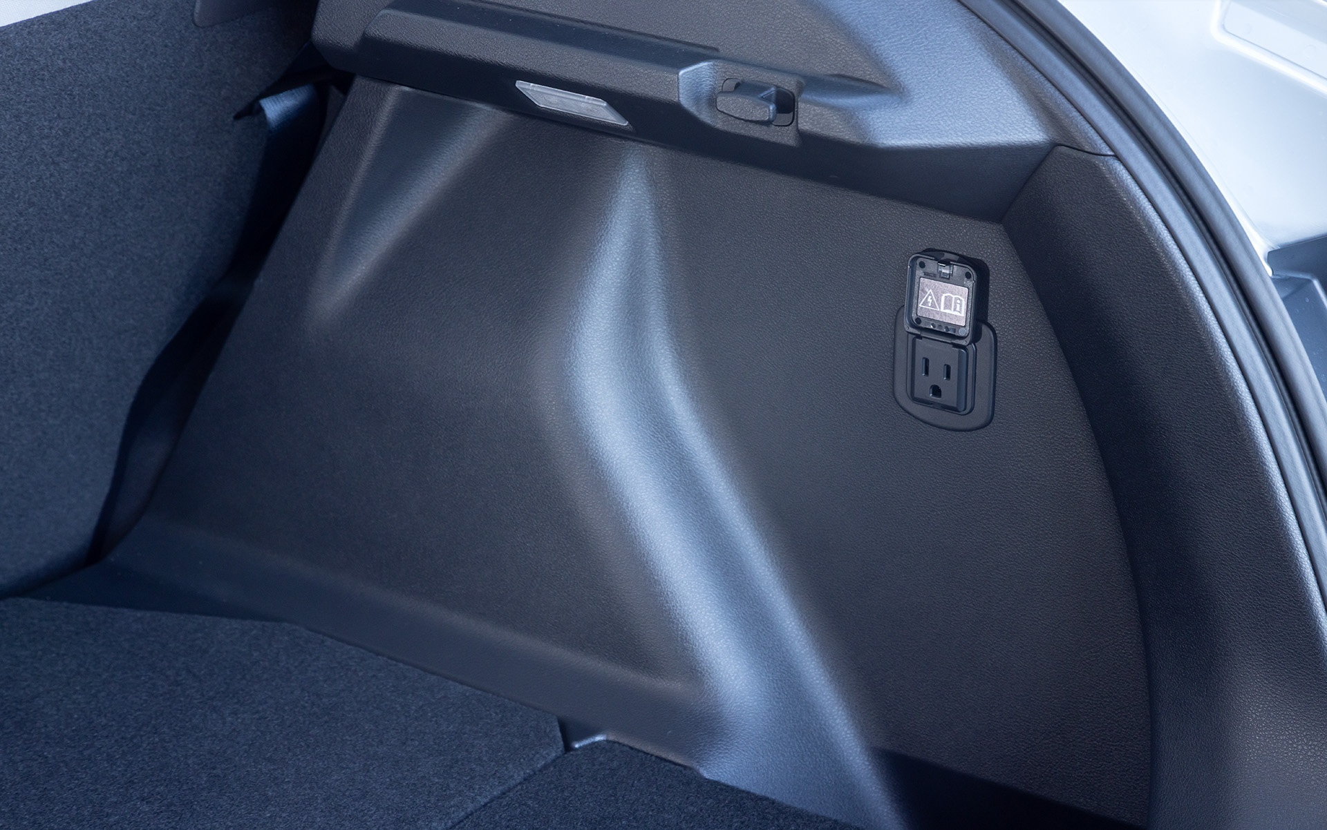 ラゲッジにもAC100Vコンセント。センターコンソールとセットでのオプションになる