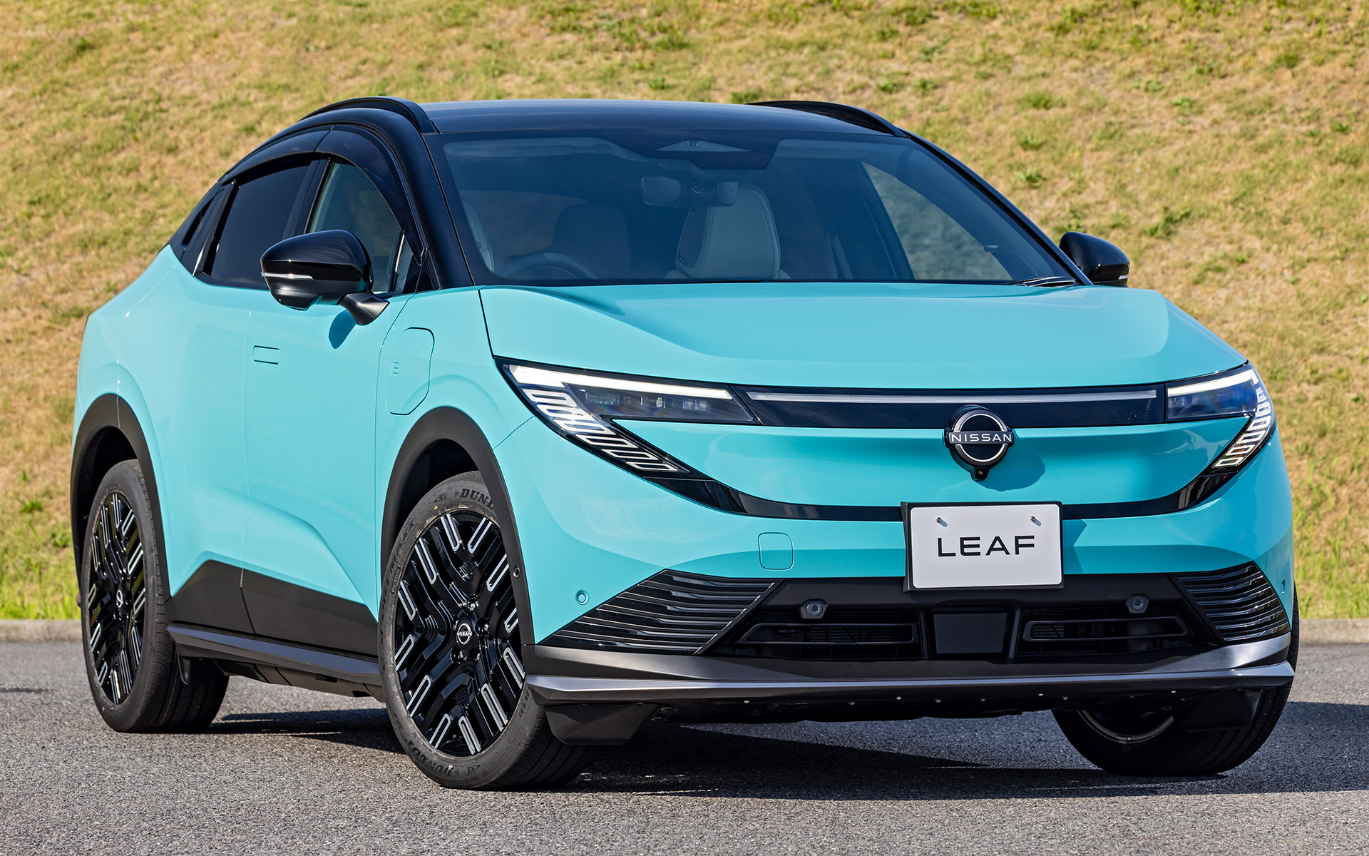 フロントアンダープロテクター、サイドアンダープロテクター、リアアンダープロテクターなどを装着した状態。カラーはマットダークシルバー。このほかにブリリアントシルバー、グロスブラックが用意されている