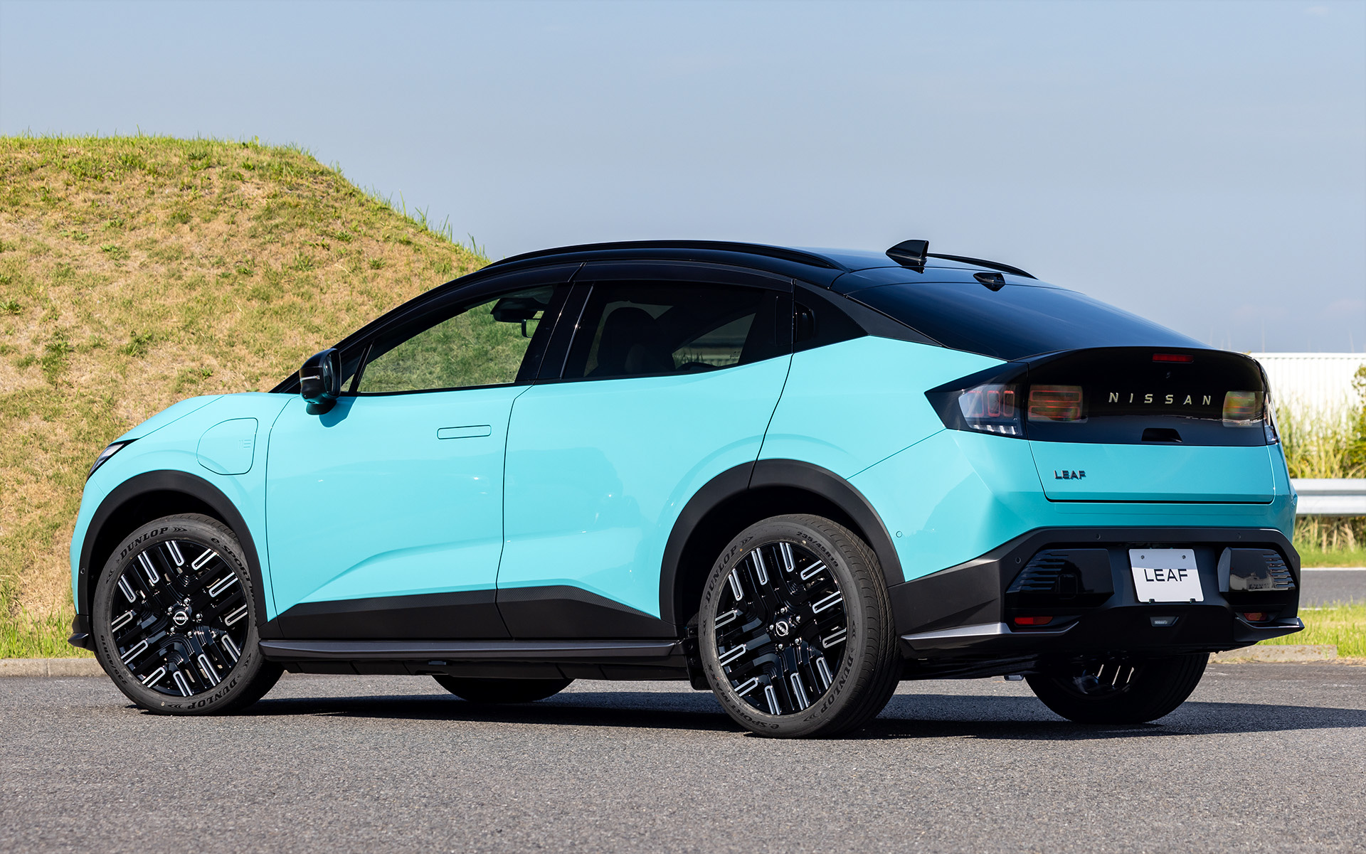 フロントアンダープロテクター、サイドアンダープロテクター、リアアンダープロテクターなどを装着した状態。カラーはマットダークシルバー。このほかにブリリアントシルバー、グロスブラックが用意されている