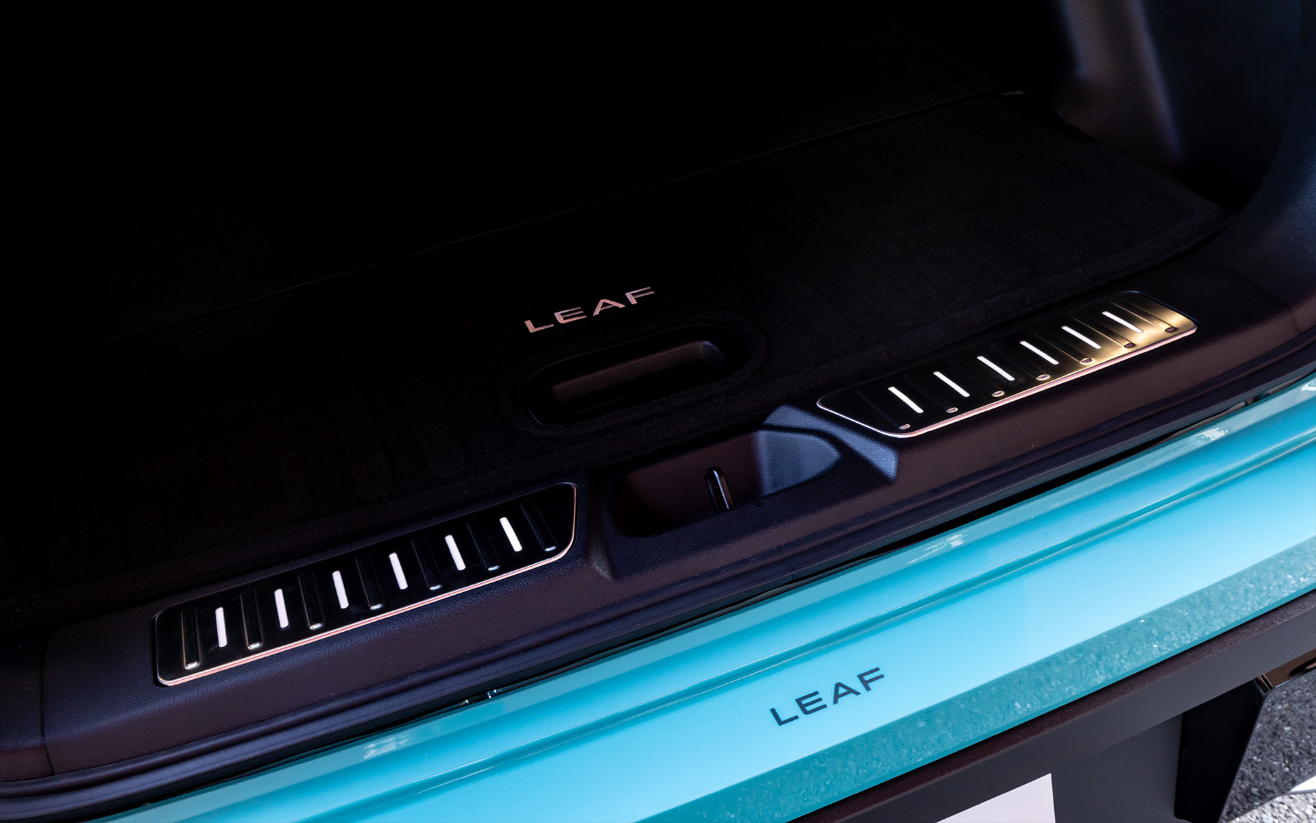 照明を内蔵したイルミラゲッジスカッフプレート。バンパー部にはロゴ入りのリアバンパープロテクションフィルムも