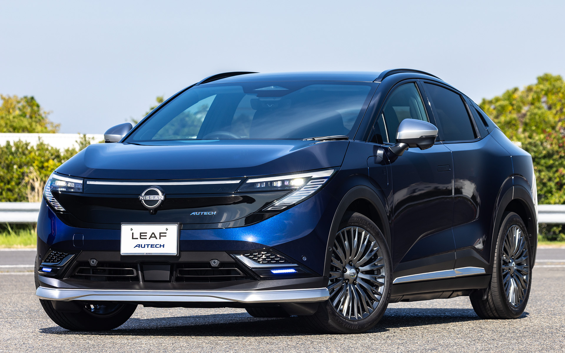 LEAF AUTECH。撮影車両のボディカラーはディープオーシャンブルー/スーパーブラックの2トーン
