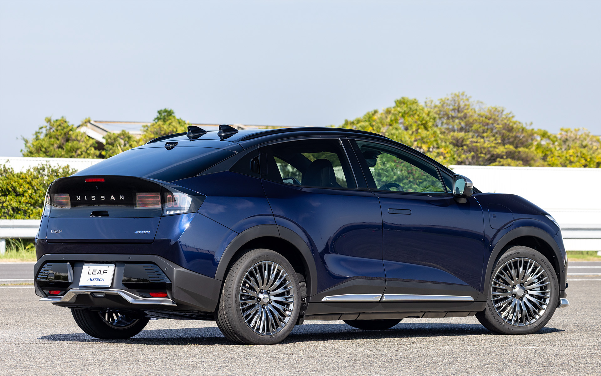 LEAF AUTECH。撮影車両のボディカラーはディープオーシャンブルー/スーパーブラックの2トーン