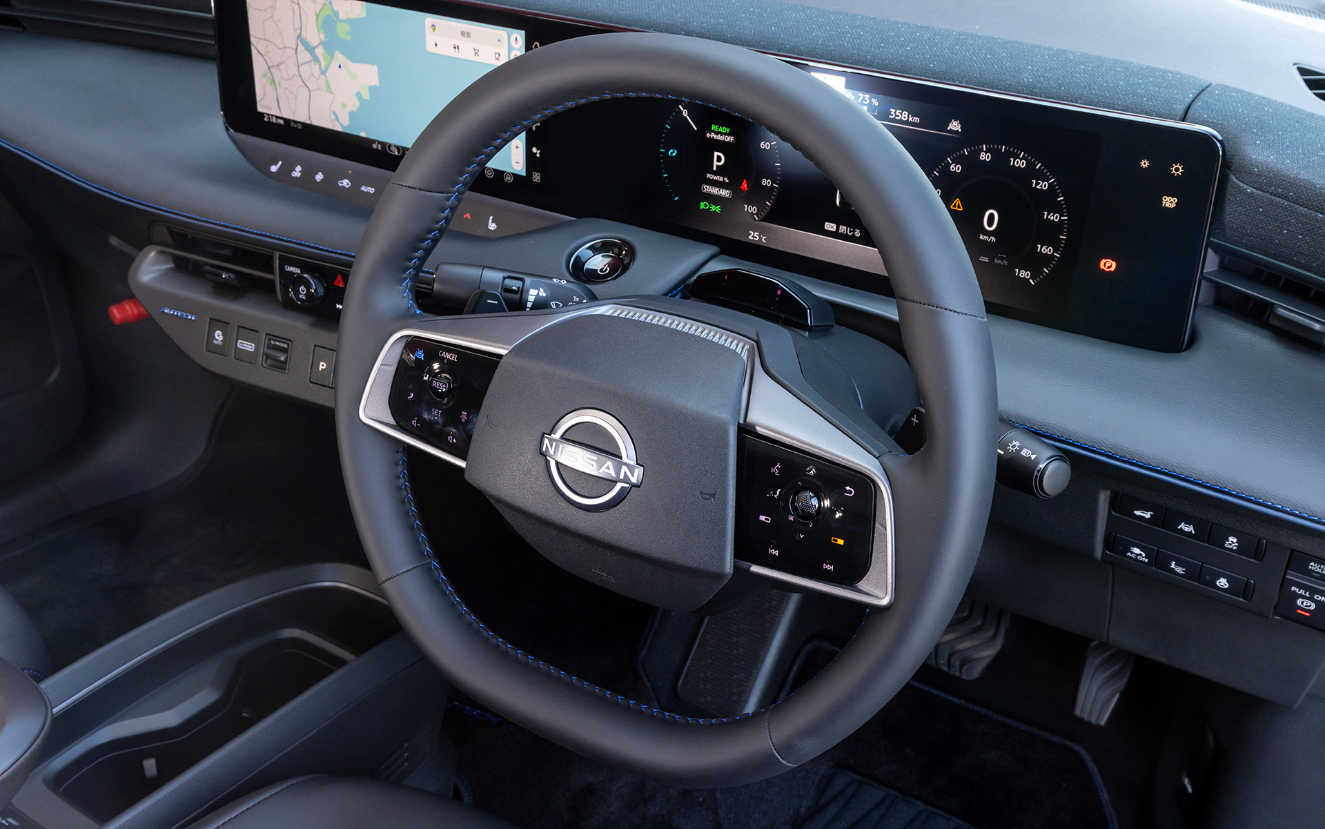 ステアリングはブルーステッチの専用テーラーフィット巻