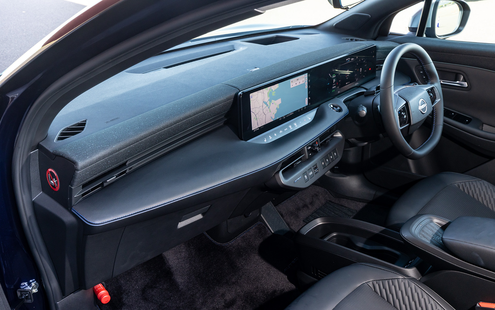 インストパッドもブルーパイピングとブルーステッチが施された専用アイテム