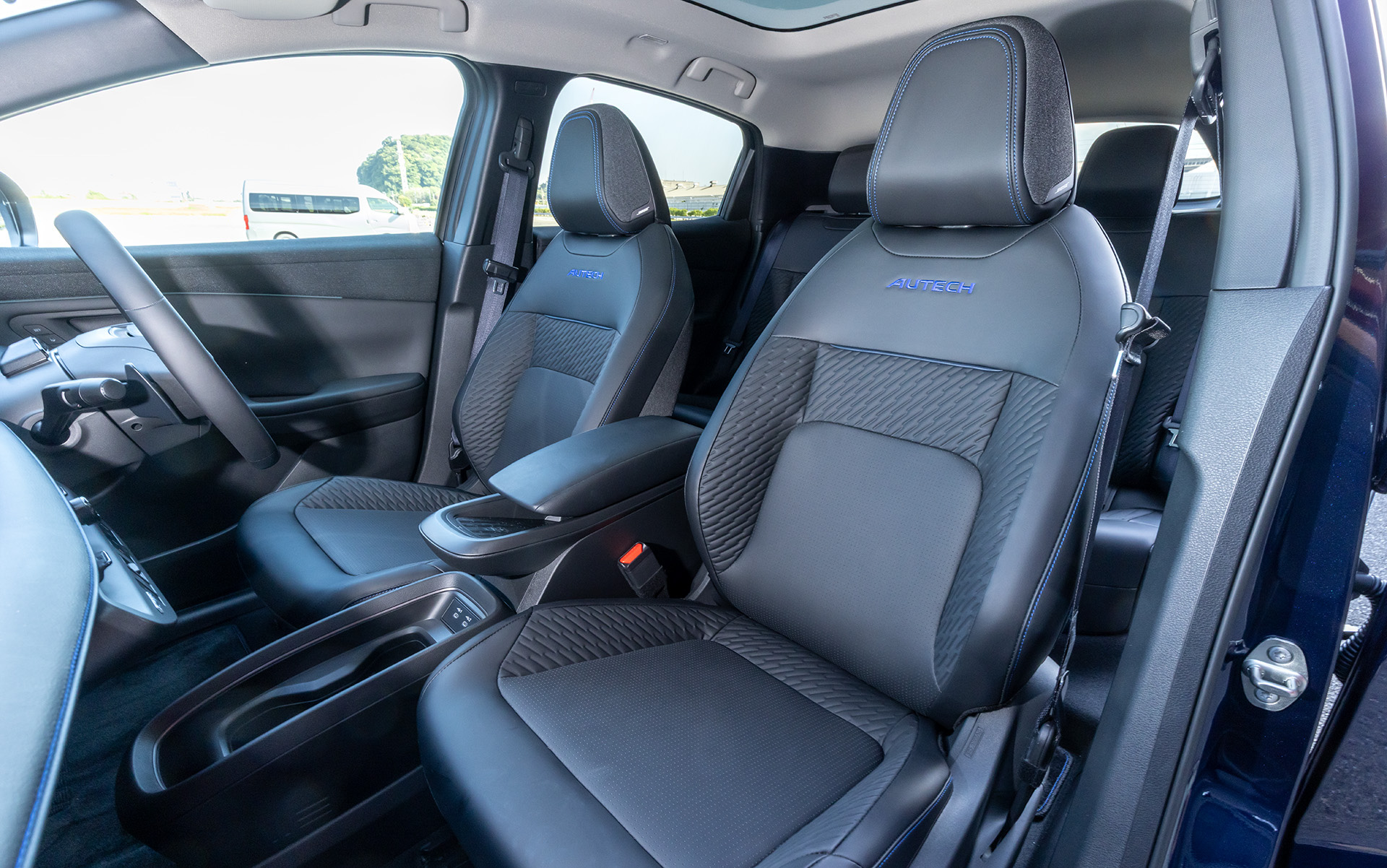 シートも刺繍やブルーステッチが施されたブラックタイプに