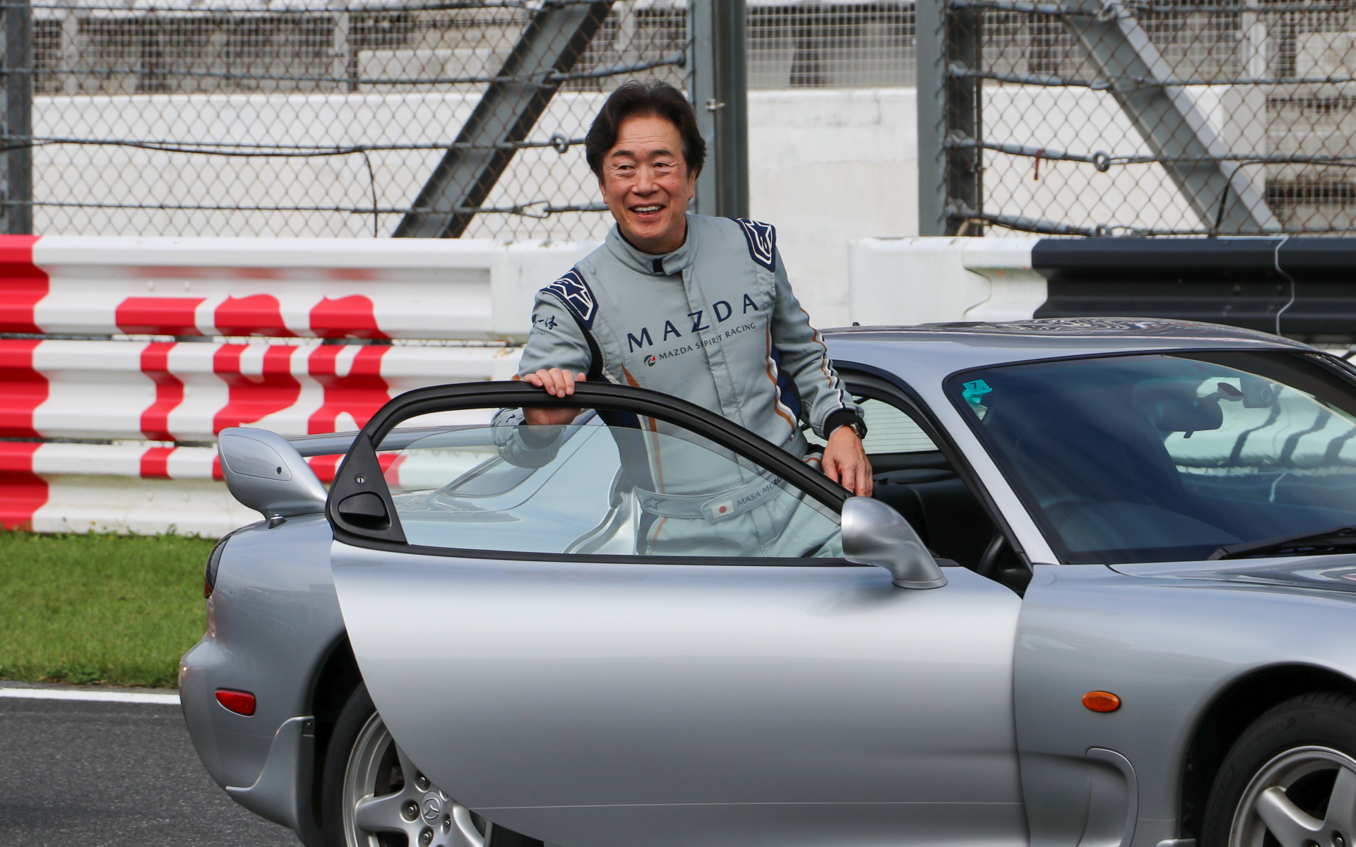 マツダ入社後、初めてマーケティングの責任者を担当したモデルで、とっても思い出のあるクルマというRX-7に笑顔で乗り込む毛籠社長