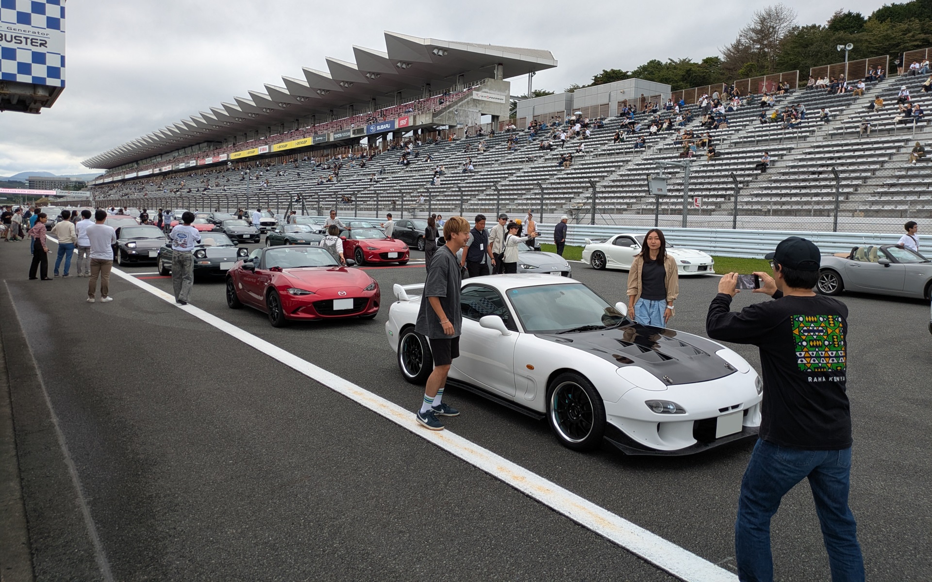 参加者はパレードランの前は、近くの人たちと記念撮影を楽しんでいた