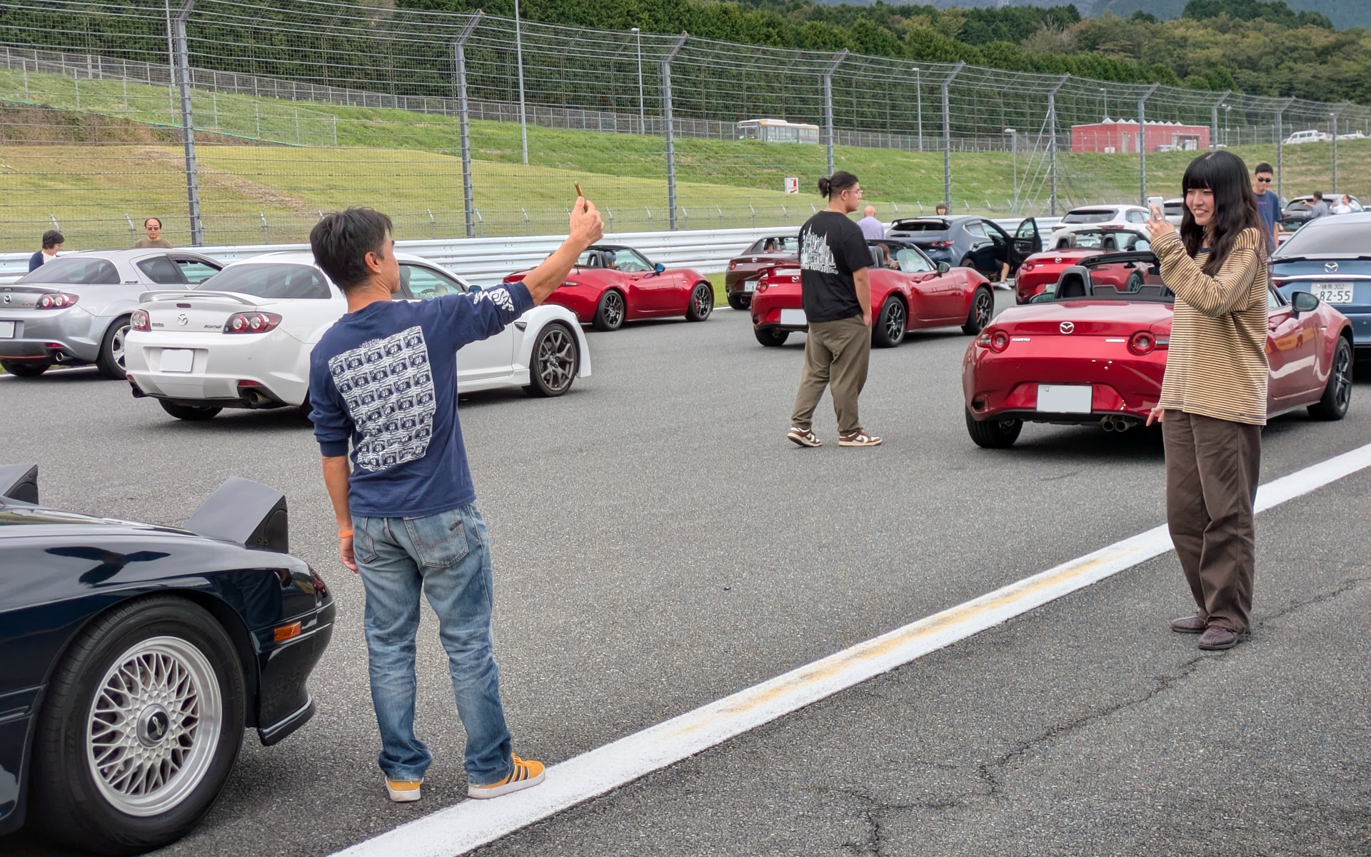 参加者はパレードランの前は、近くの人たちと記念撮影を楽しんでいた