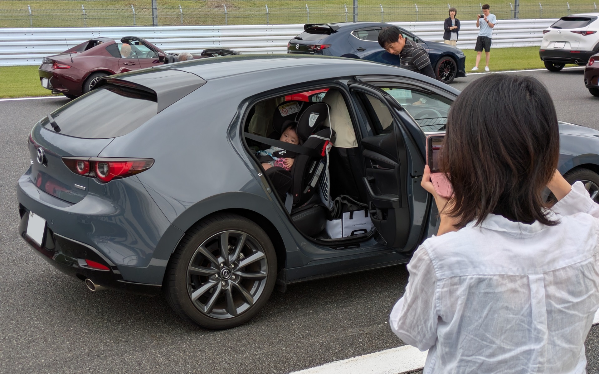 参加者はパレードランの前は、近くの人たちと記念撮影を楽しんでいた