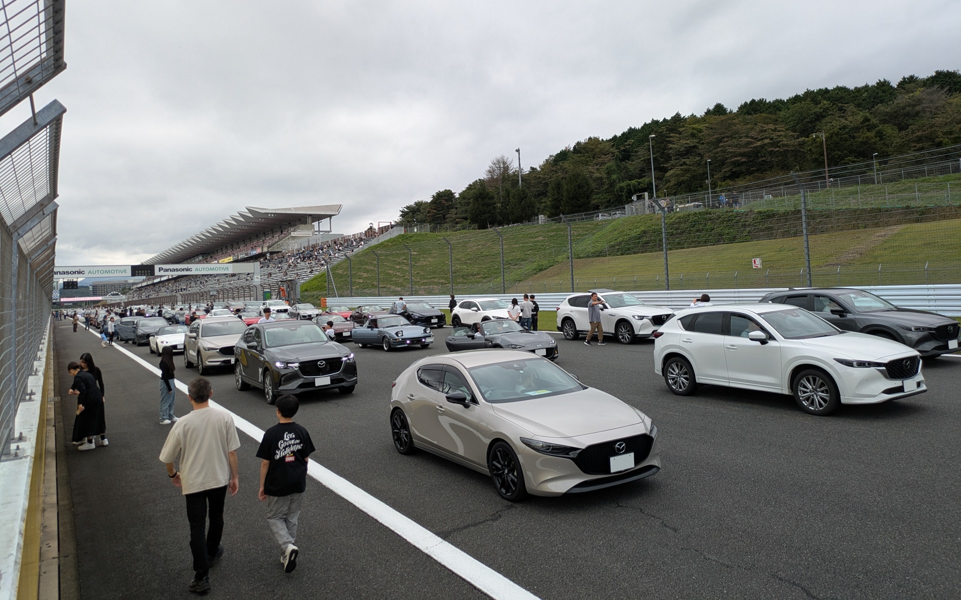 参加者はパレードランの前は、近くの人たちと記念撮影を楽しんでいた