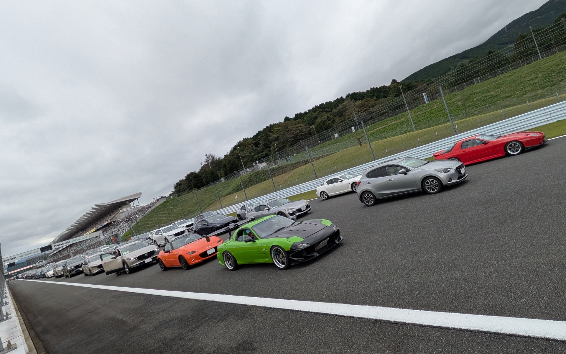 ホームストレートに750台のマツダ車が並んだ