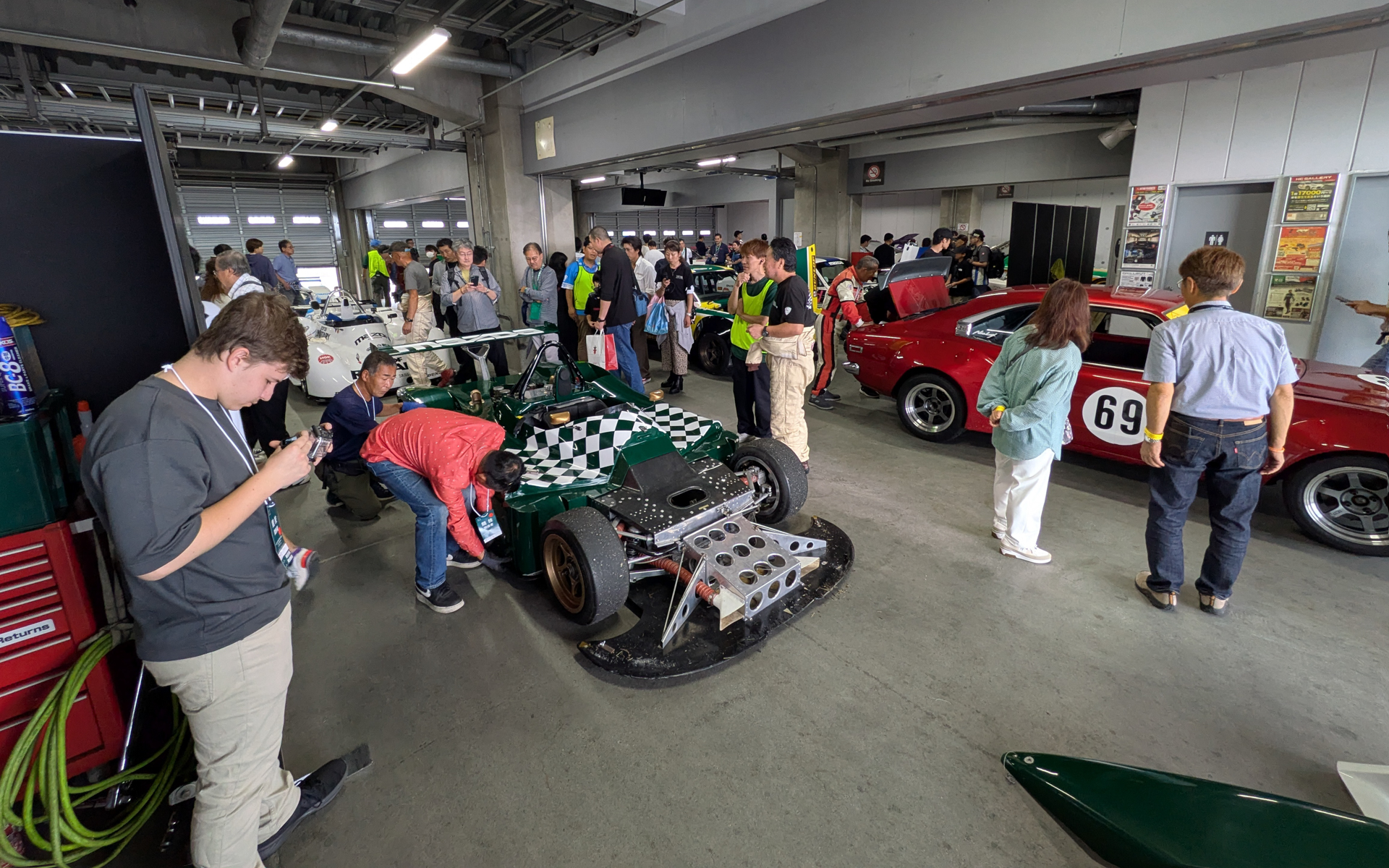 サーキットサファリで走っていた歴代レーシングカーはピットにて間近で見られる