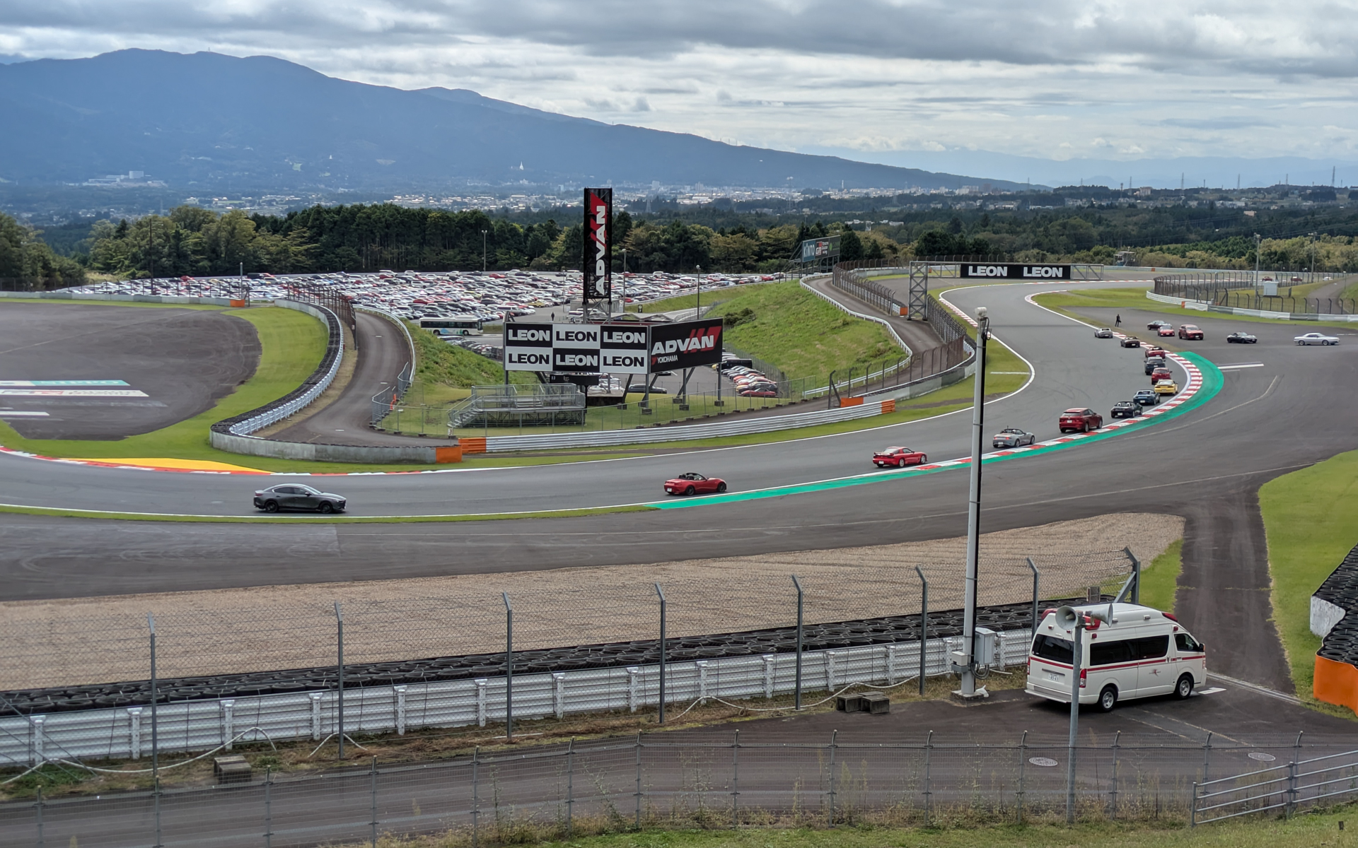 サーキットのコースを愛車で走る体験を楽しんでいた