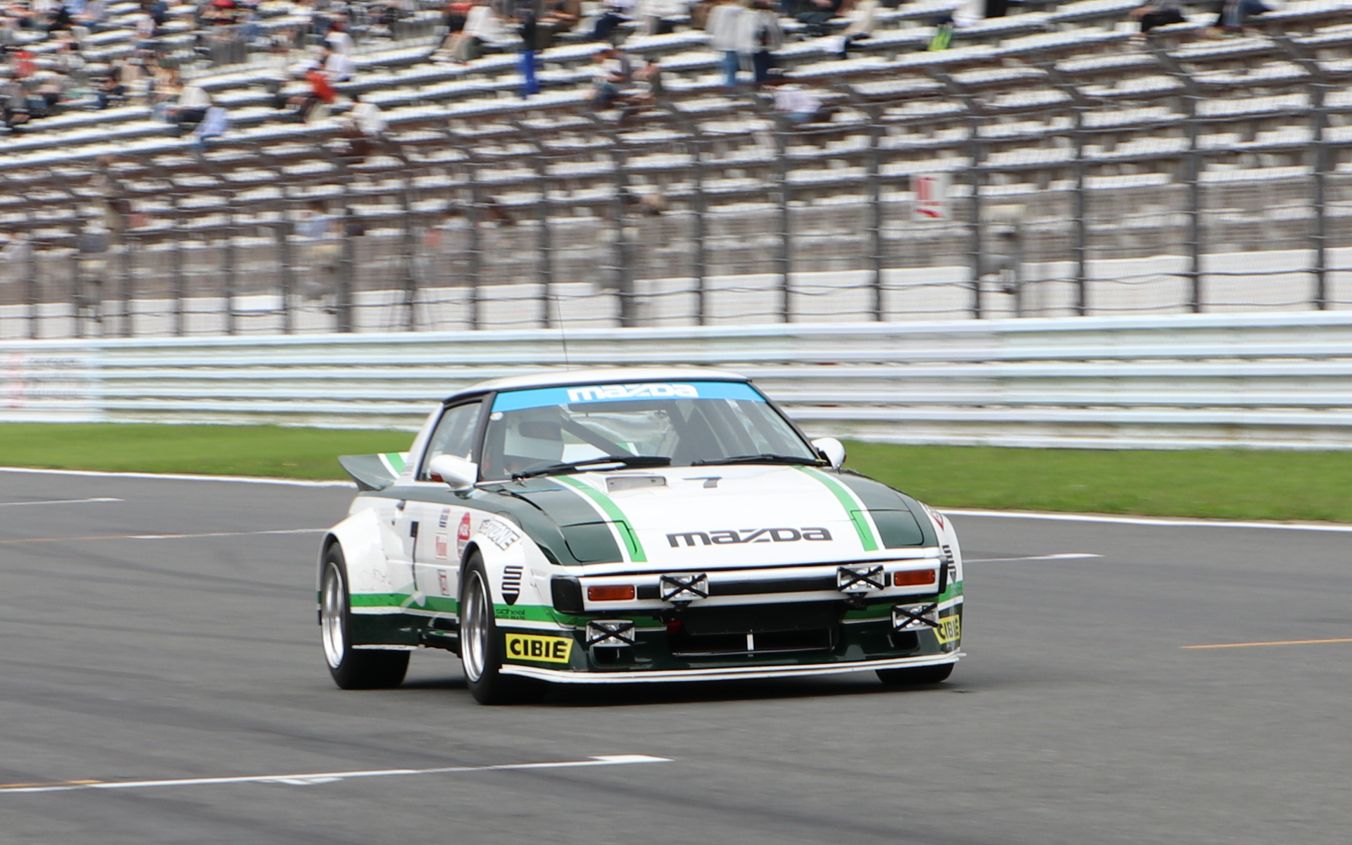 歴代のマツダレーシングカーが元気に走行した