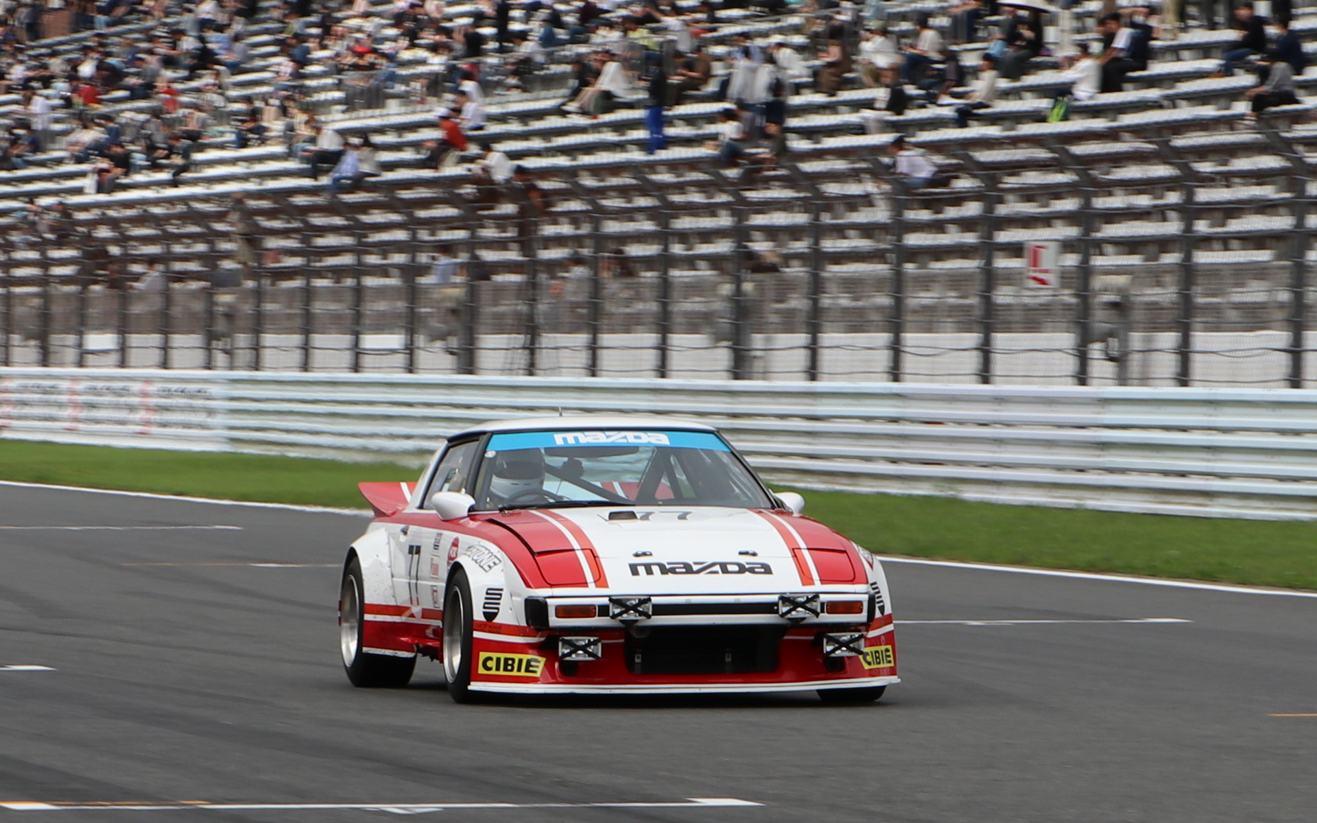 歴代のマツダレーシングカーが元気に走行した