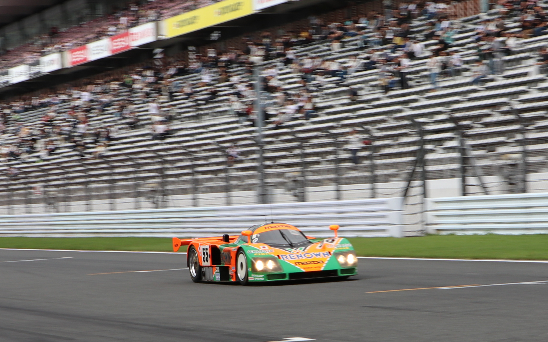 4ローターペリサウンドを轟かせて富士のストレートを爆走する787B