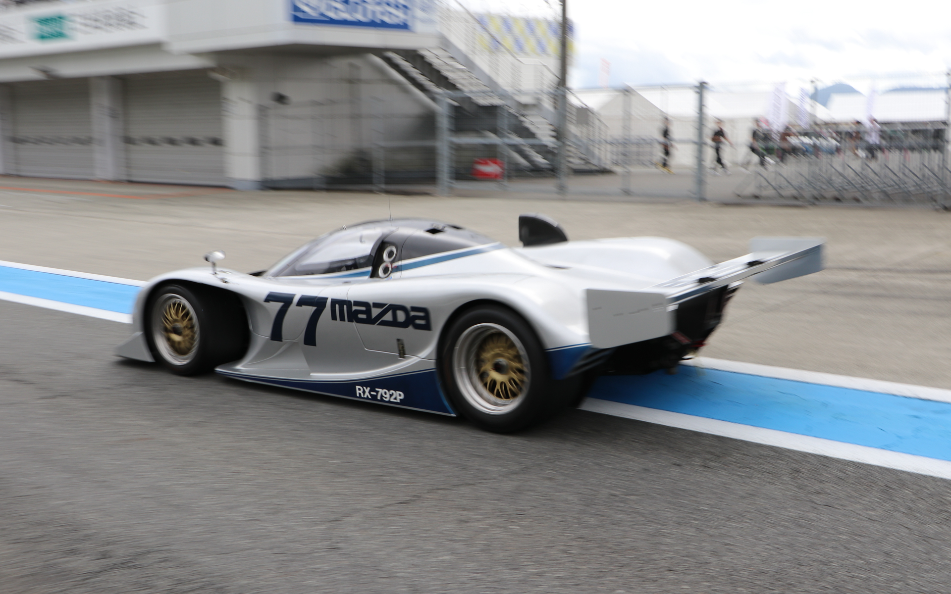 歴代のマツダレーシングカーが元気に走行した