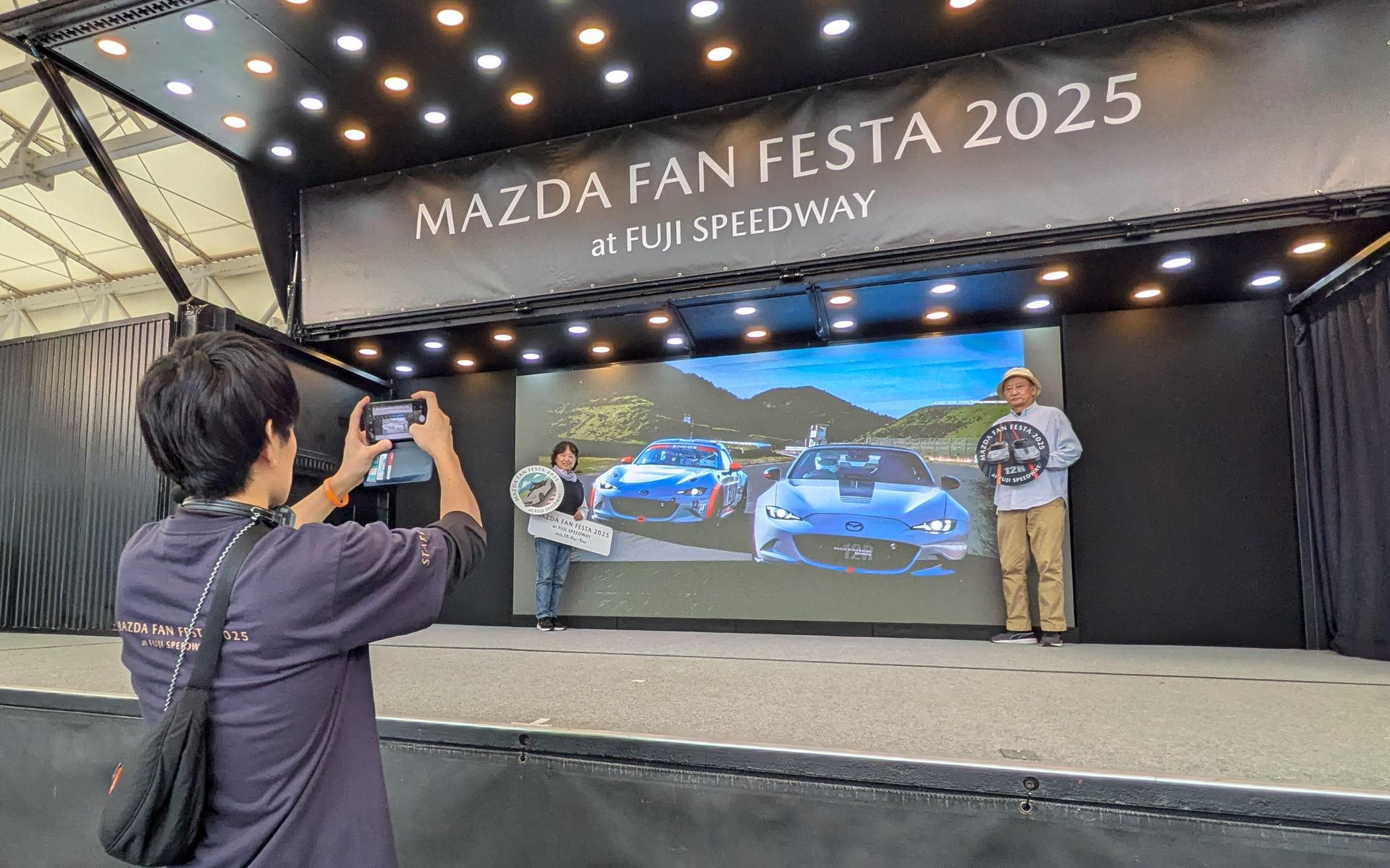 メインステージでは、記念撮影サービスも実施