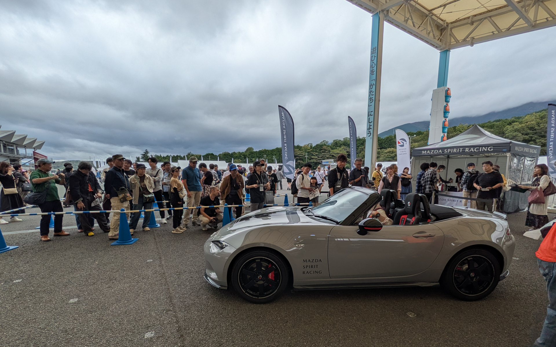 MAZDA SPIRIT RACING ロードスター 12Rの運転席試乗体験には多くの人が並んでいた